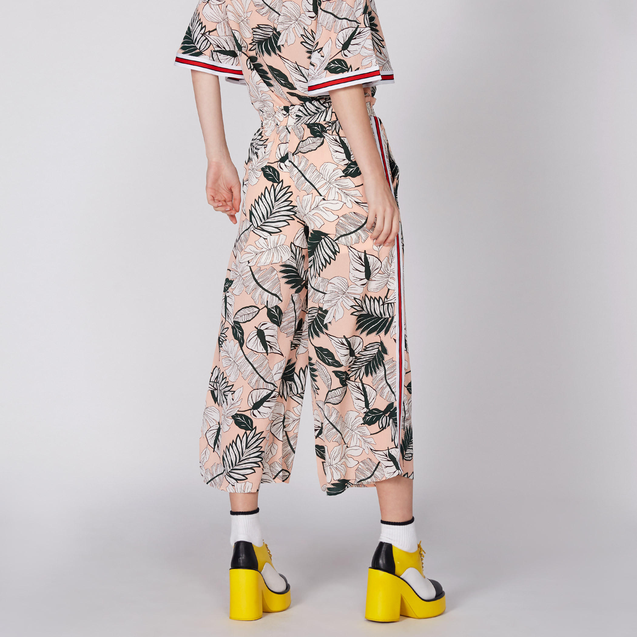 بنطال واسع الساقين بخصر مطّاطي وجيوب مع طبعات-women-clothing-bottoms-trousers-image-4