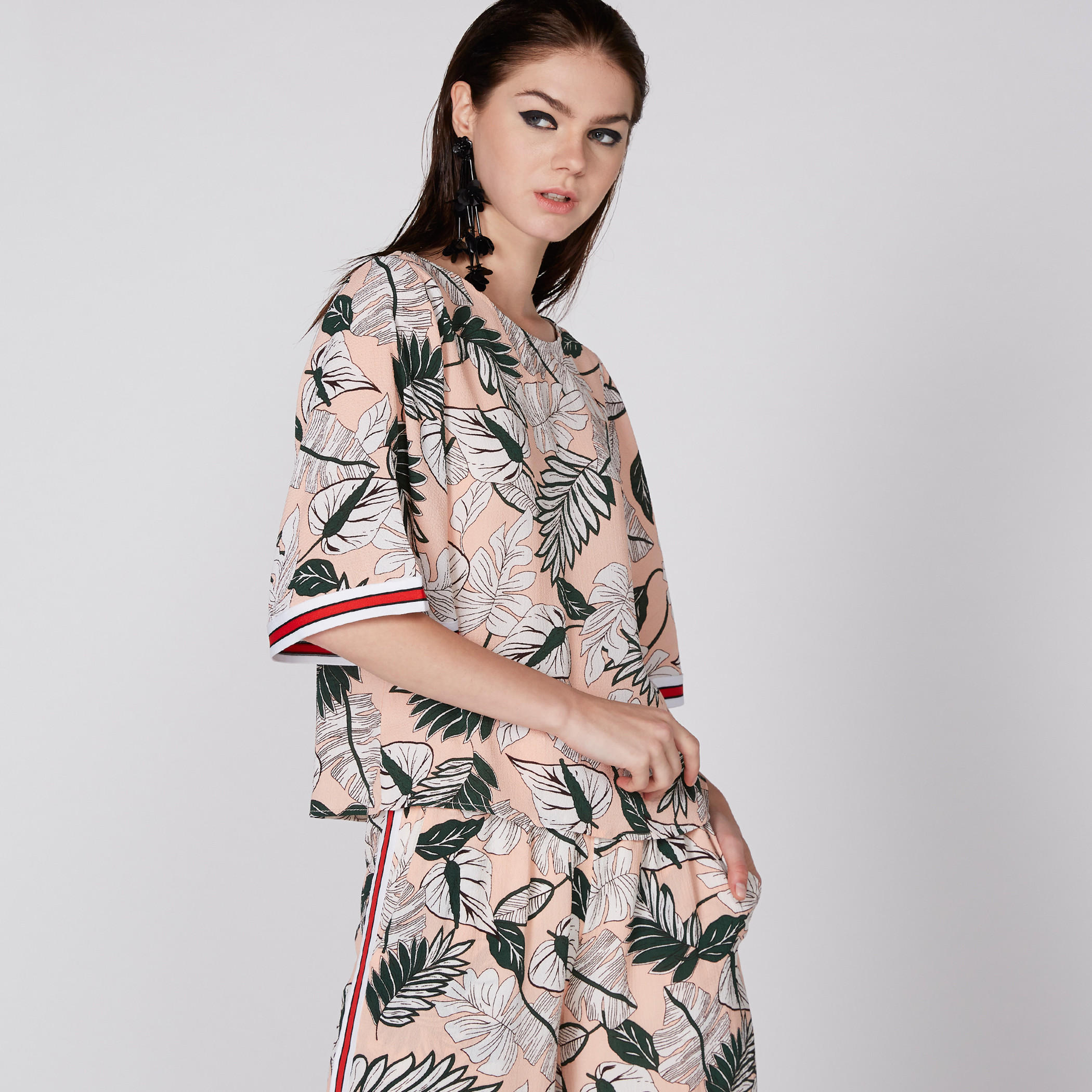 بلوزة بياقة مستديرة وطبعات مع شريطة-women-clothing-shirtsandblouses-blouses-image-2