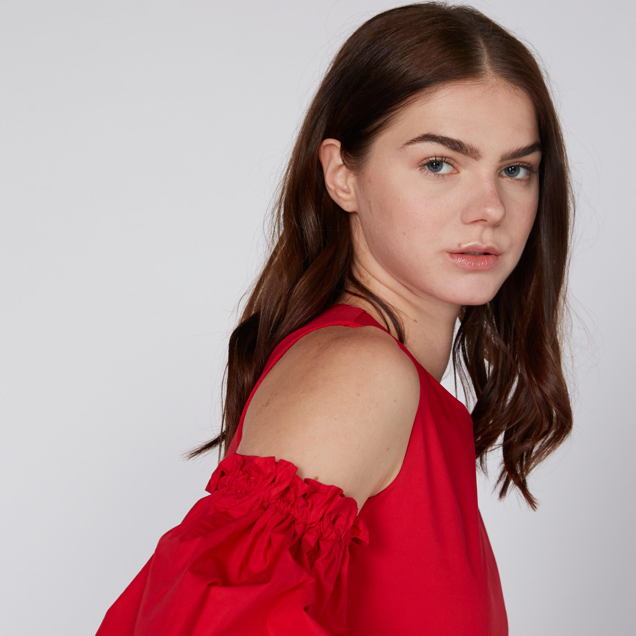 بلوزة بأكتاف مكشوفة وياقة مستديرة وأكمام كشكش-women-clothing-shirtsandblouses-blouses-image-3