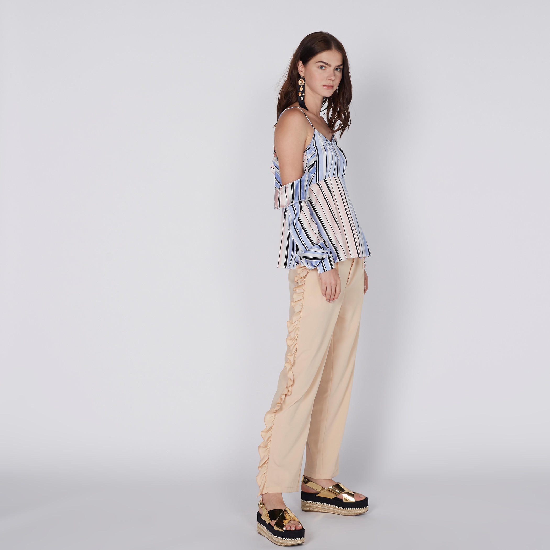 بلوزة مقلّمة بحمّالات رفيعة وتفاصيل كشكش-women-clothing-shirtsandblouses-blouses-image-2