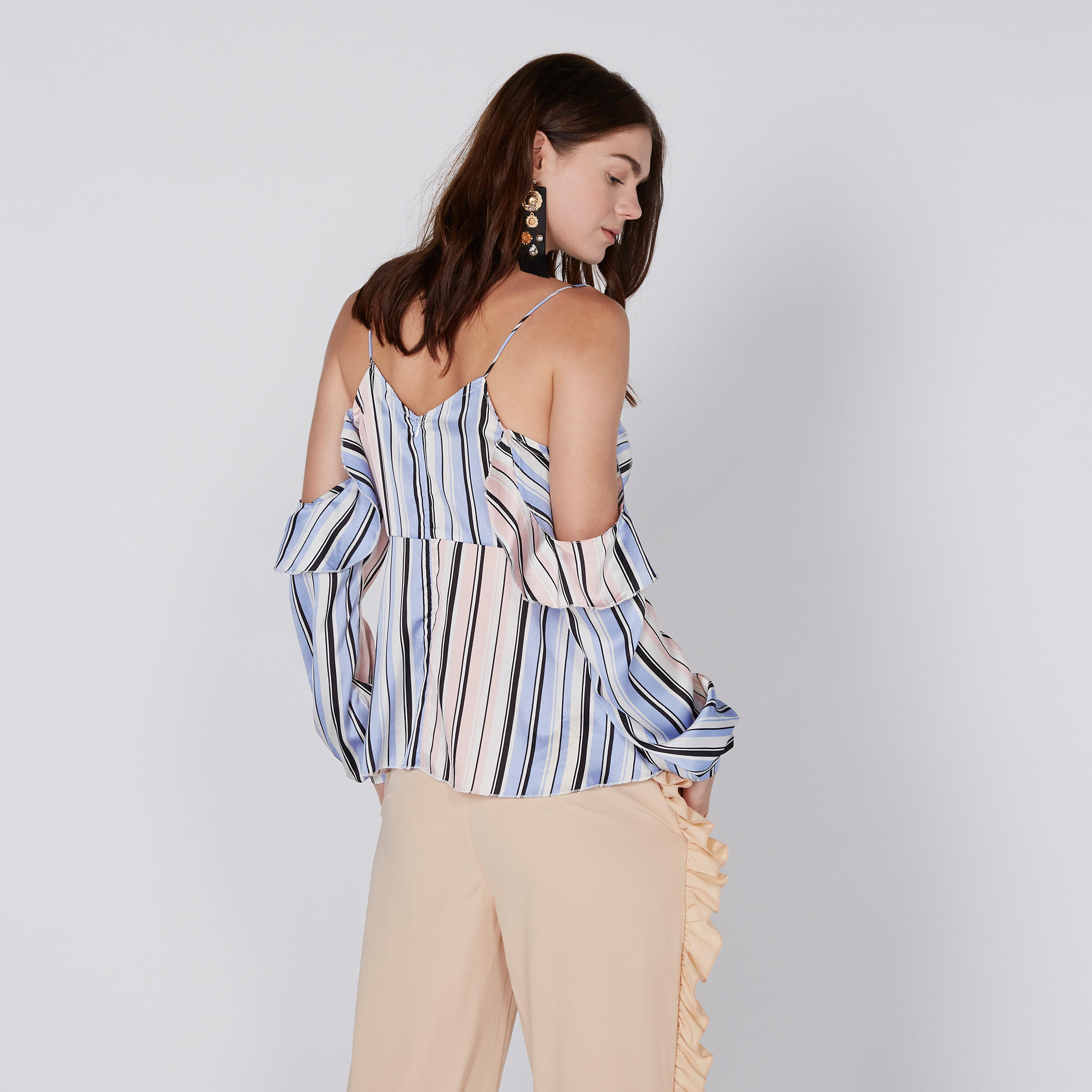 بلوزة مقلّمة بحمّالات رفيعة وتفاصيل كشكش-women-clothing-shirtsandblouses-blouses-image-3