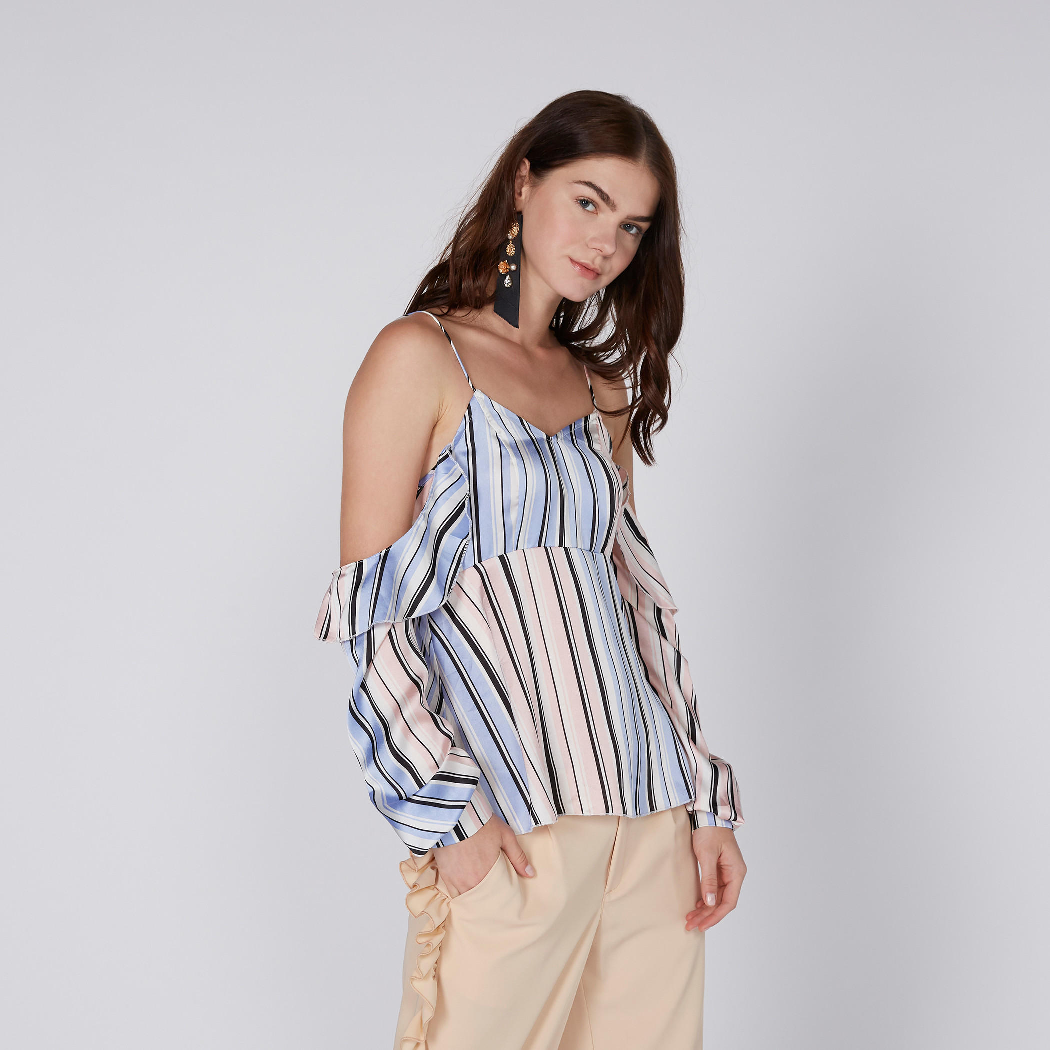 بلوزة مقلّمة بحمّالات رفيعة وتفاصيل كشكش-women-clothing-shirtsandblouses-blouses-image-4
