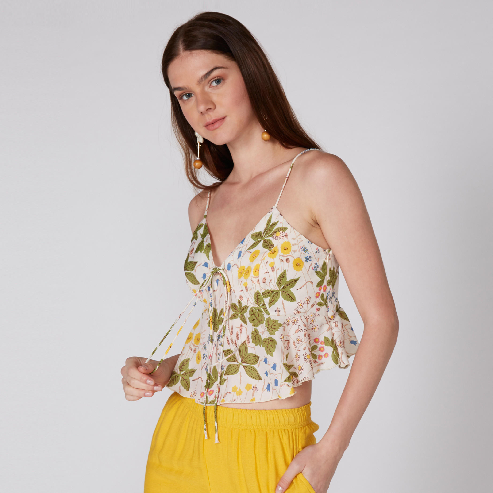بلوزة بحمّالات وتفاصيل رباط مع طبعات الأزهار-women-clothing-shirtsandblouses-blouses-image-1