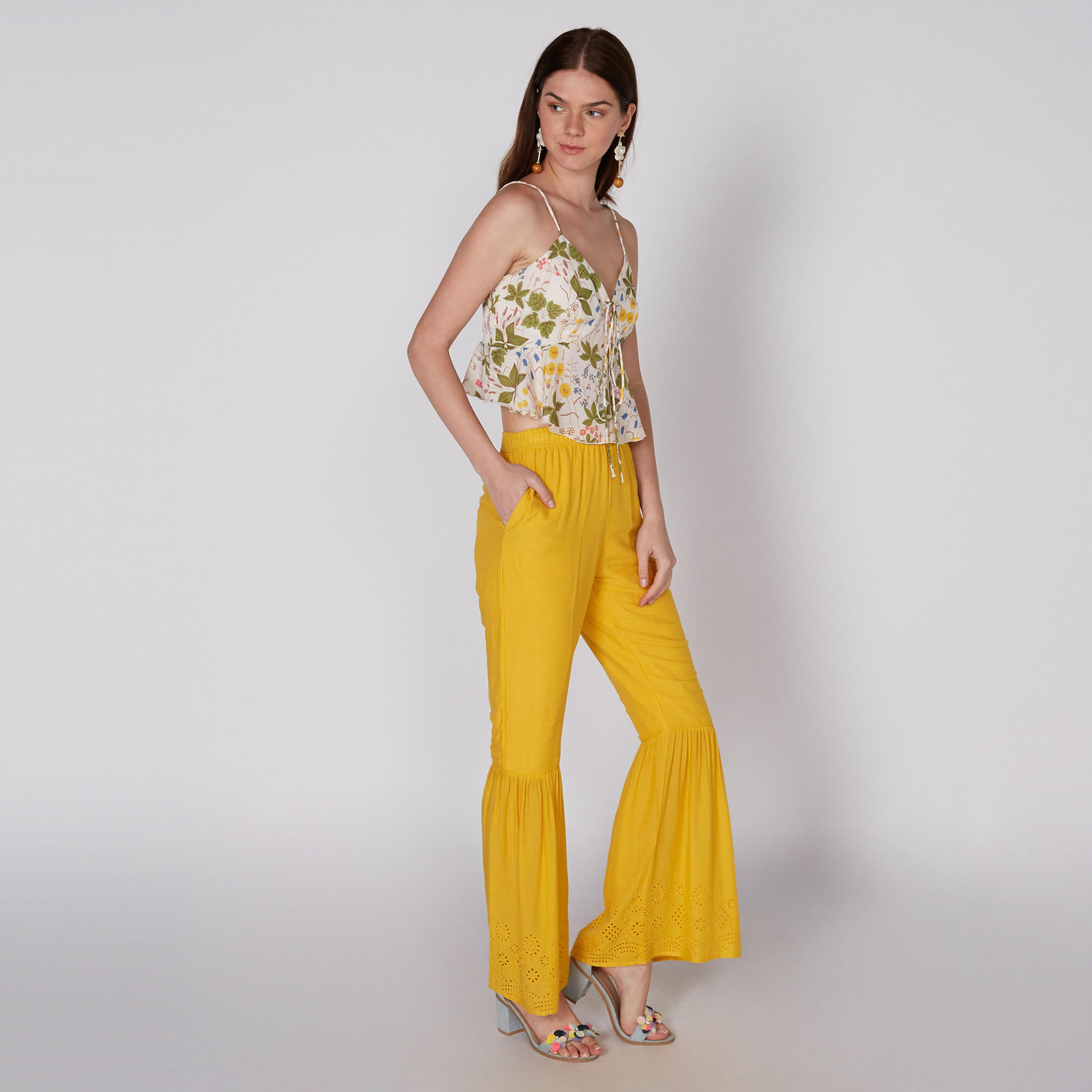 بلوزة بحمّالات وتفاصيل رباط مع طبعات الأزهار-women-clothing-shirtsandblouses-blouses-image-2