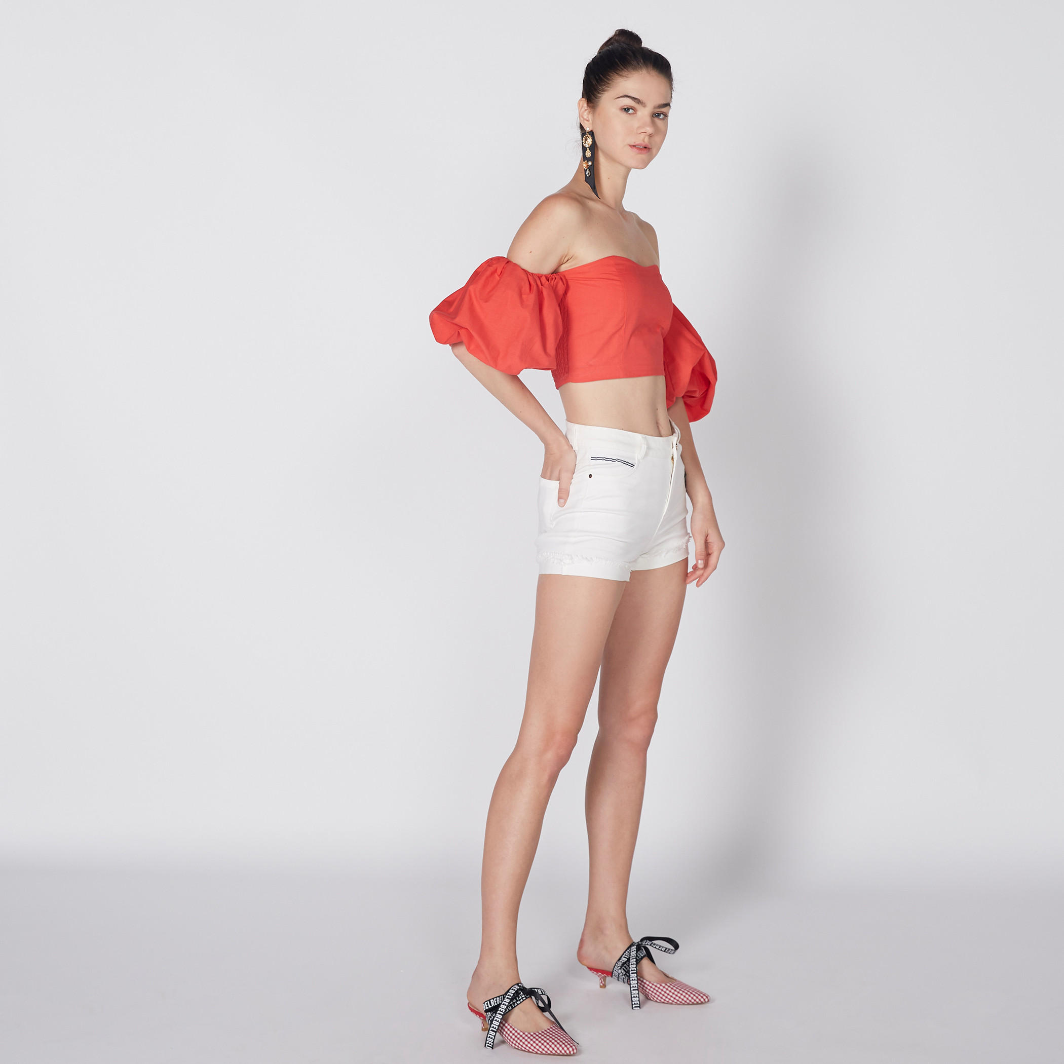شورت دينم مطرّز بزر إغلاق وتفاصيل جيوب من توإكستريمز-women-clothing-bottoms-shorts-image-2