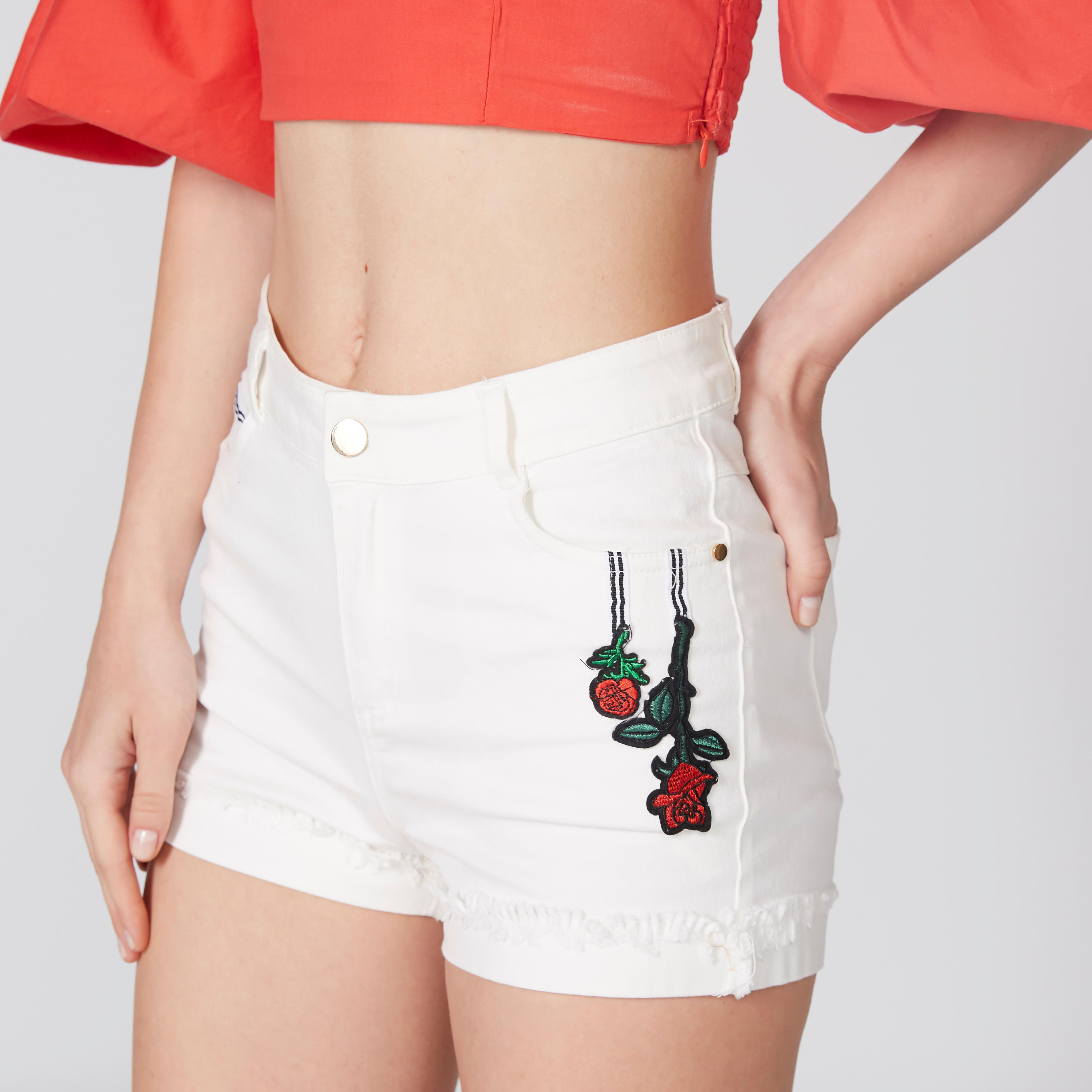 شورت دينم مطرّز بزر إغلاق وتفاصيل جيوب من توإكستريمز-women-clothing-bottoms-shorts-image-3