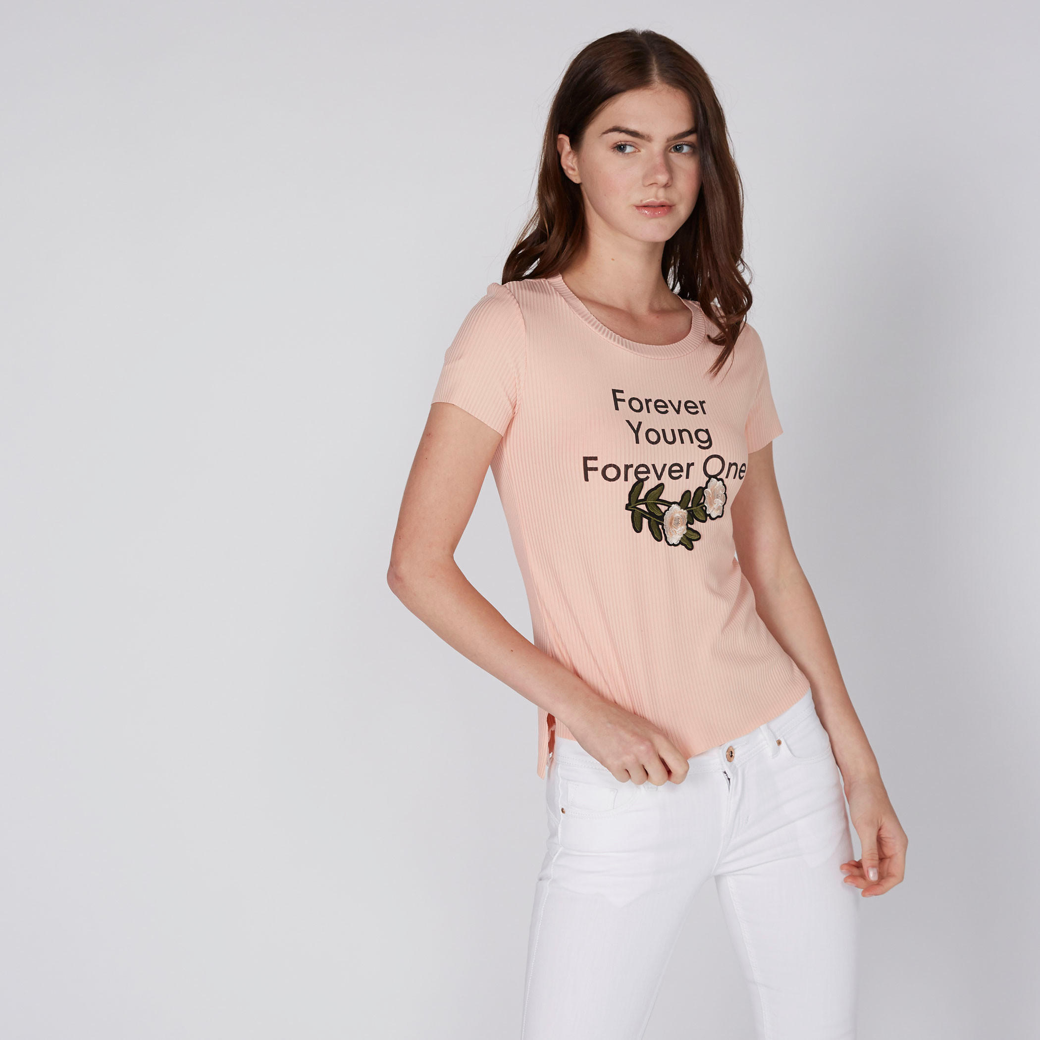 بلوزة مضلّعة بأكمام قصيرة مزيّنة بطبعات وأزهار-women-clothing-tshirts-image-1