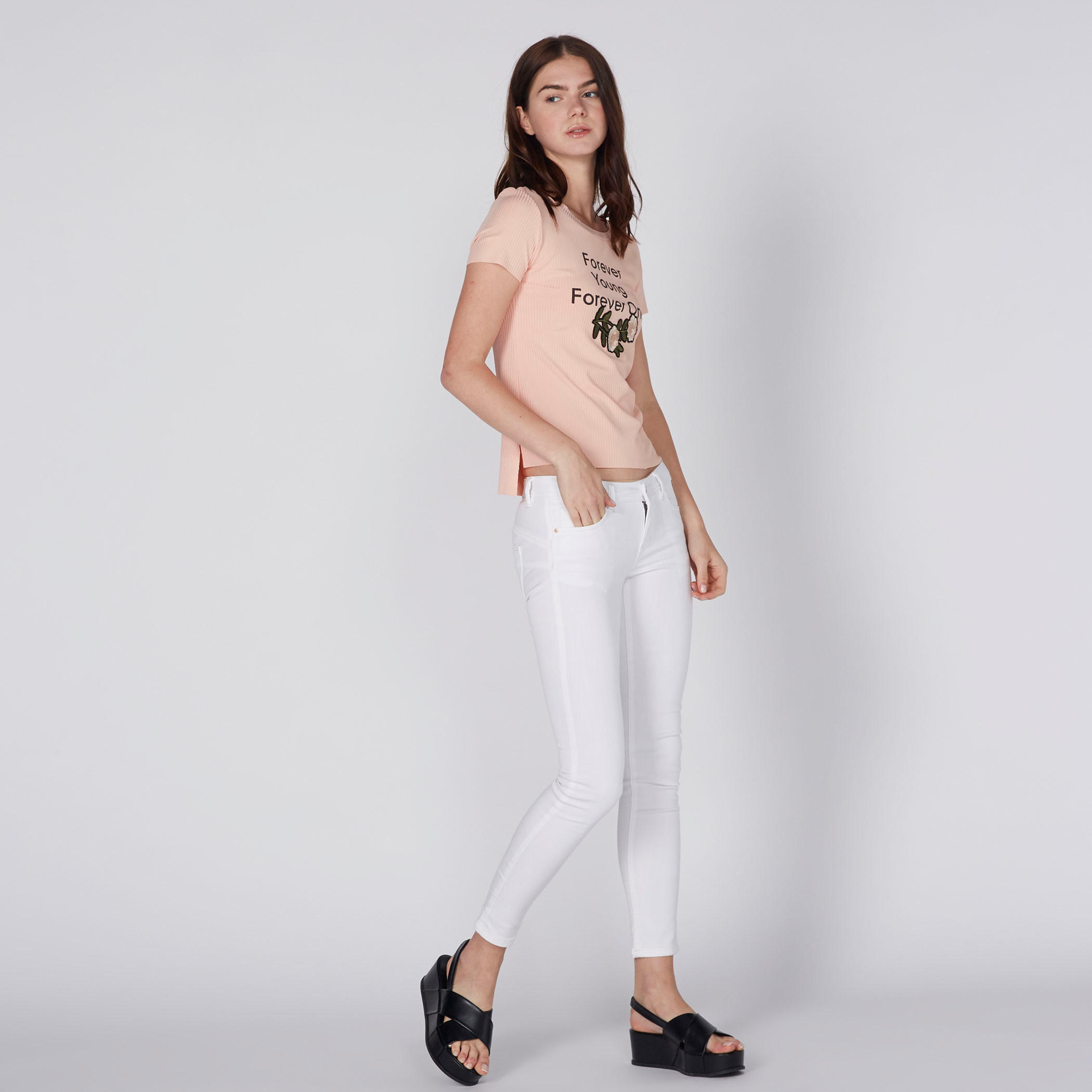 بلوزة مضلّعة بأكمام قصيرة مزيّنة بطبعات وأزهار-women-clothing-tshirts-image-2