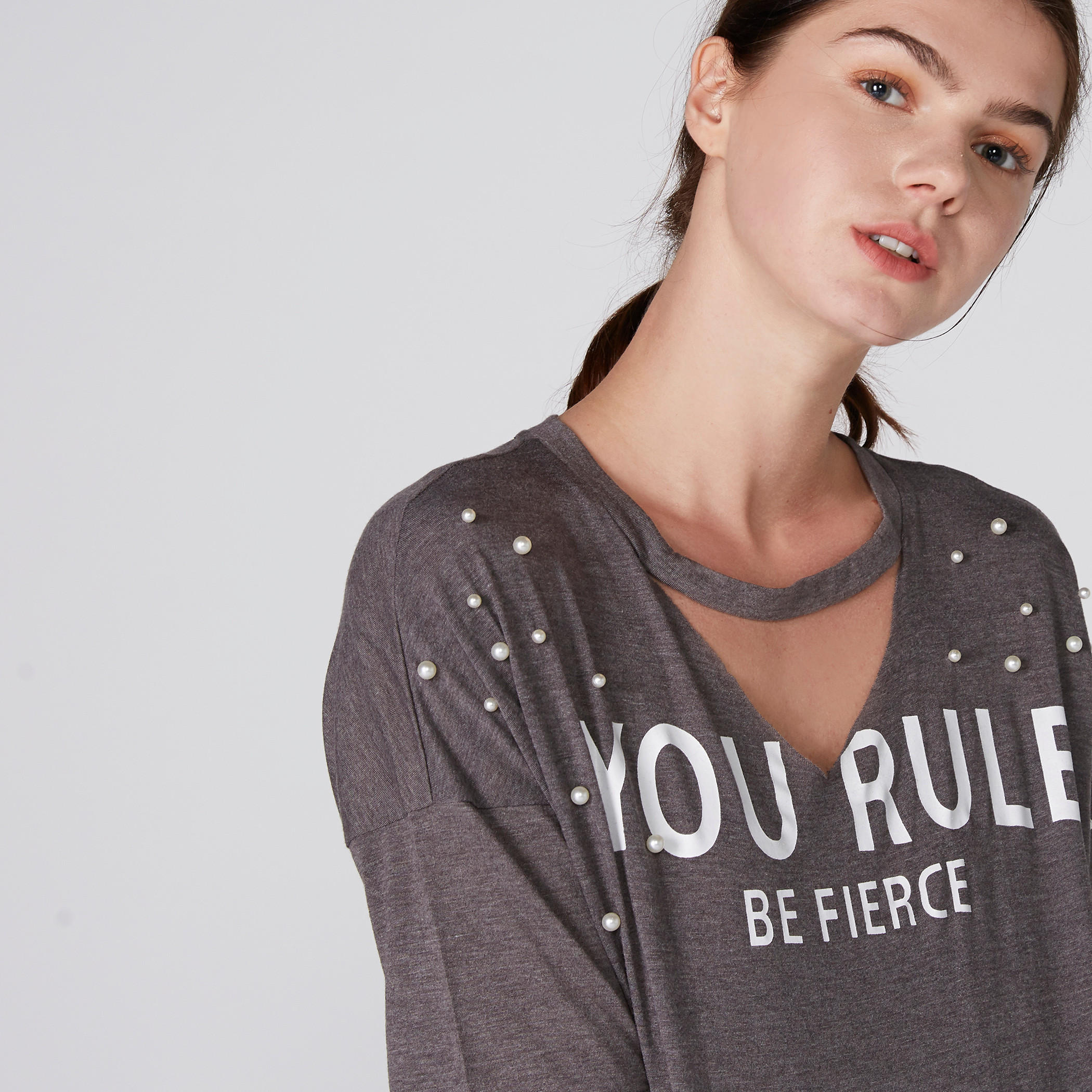 تيشيرت بياقة طوق وأكمام قصيرة وطبعات-women-clothing-tshirts-image-2
