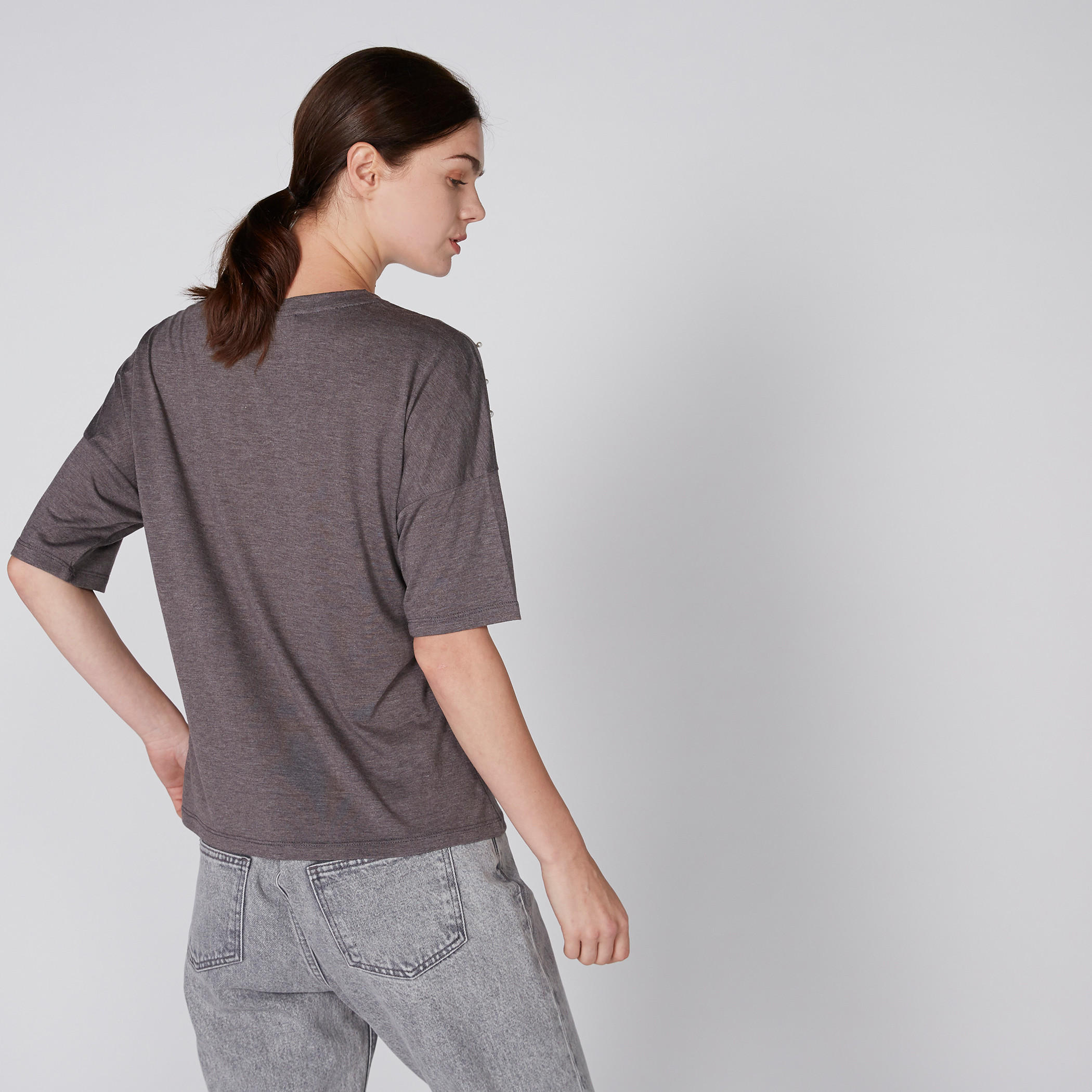 تيشيرت بياقة طوق وأكمام قصيرة وطبعات-women-clothing-tshirts-image-4