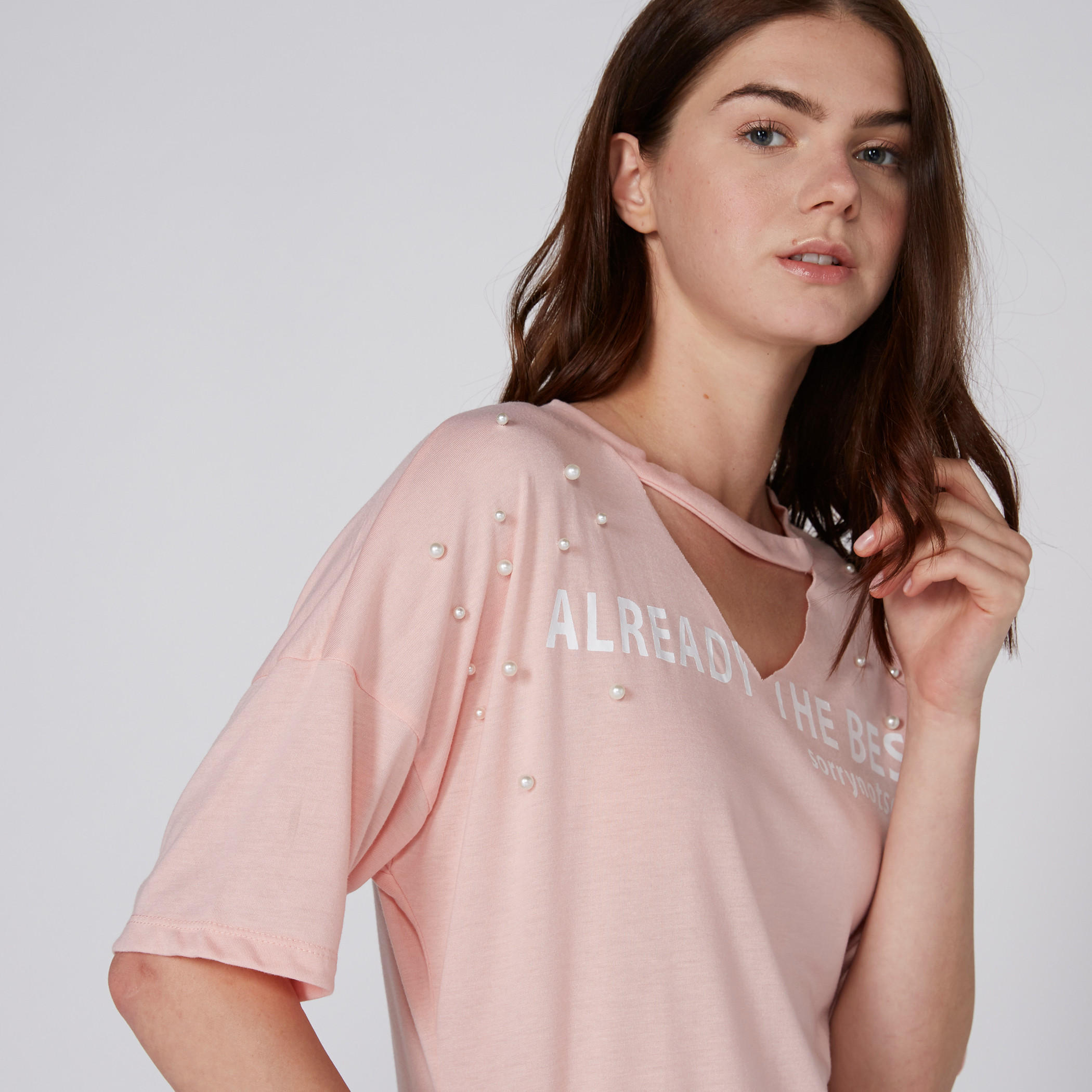 بلوزة بياقة طوق وطبعات وتفاصيل لؤلؤ-women-clothing-shirtsandblouses-blouses-image-1