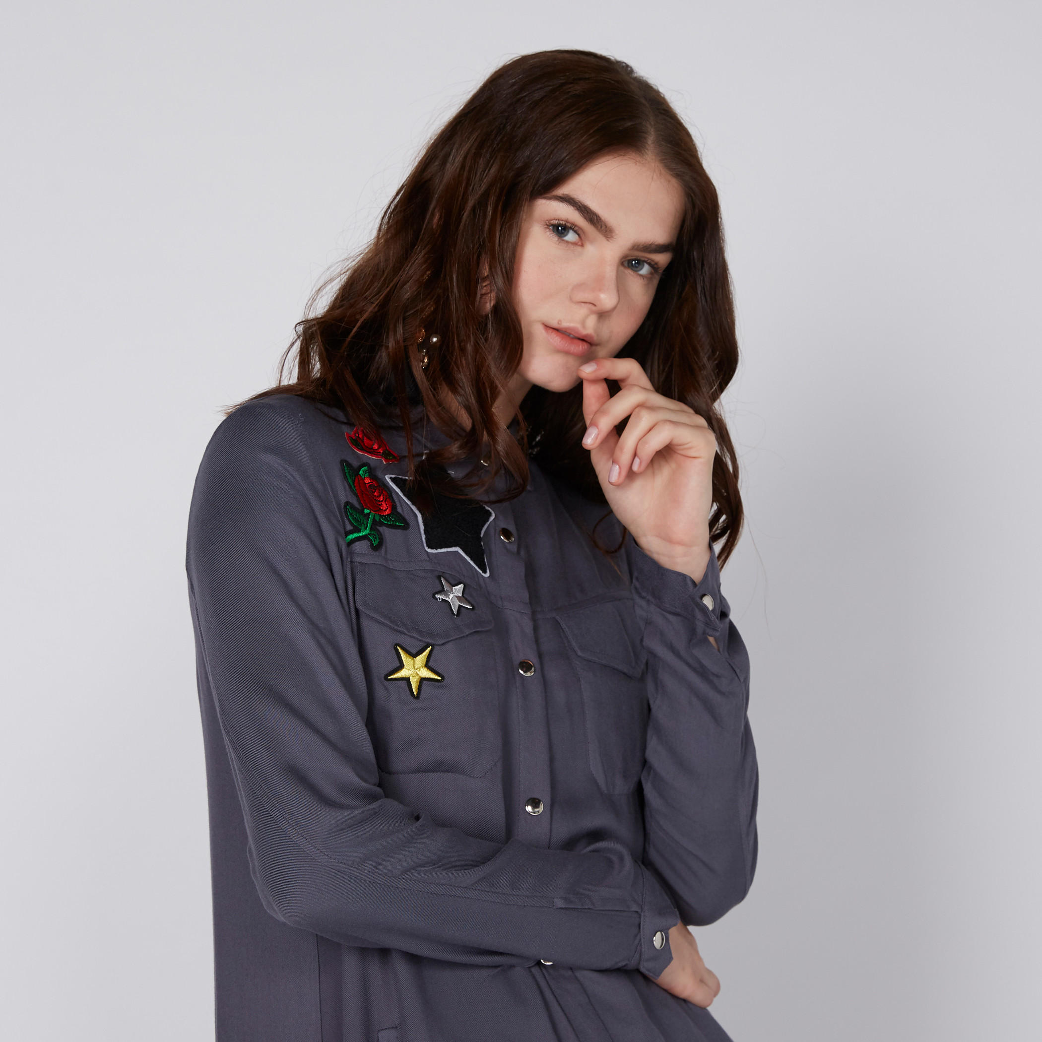 فستان قميص طويل بأكمام طويلة وتزيينات-women-clothing-dresses-image-2