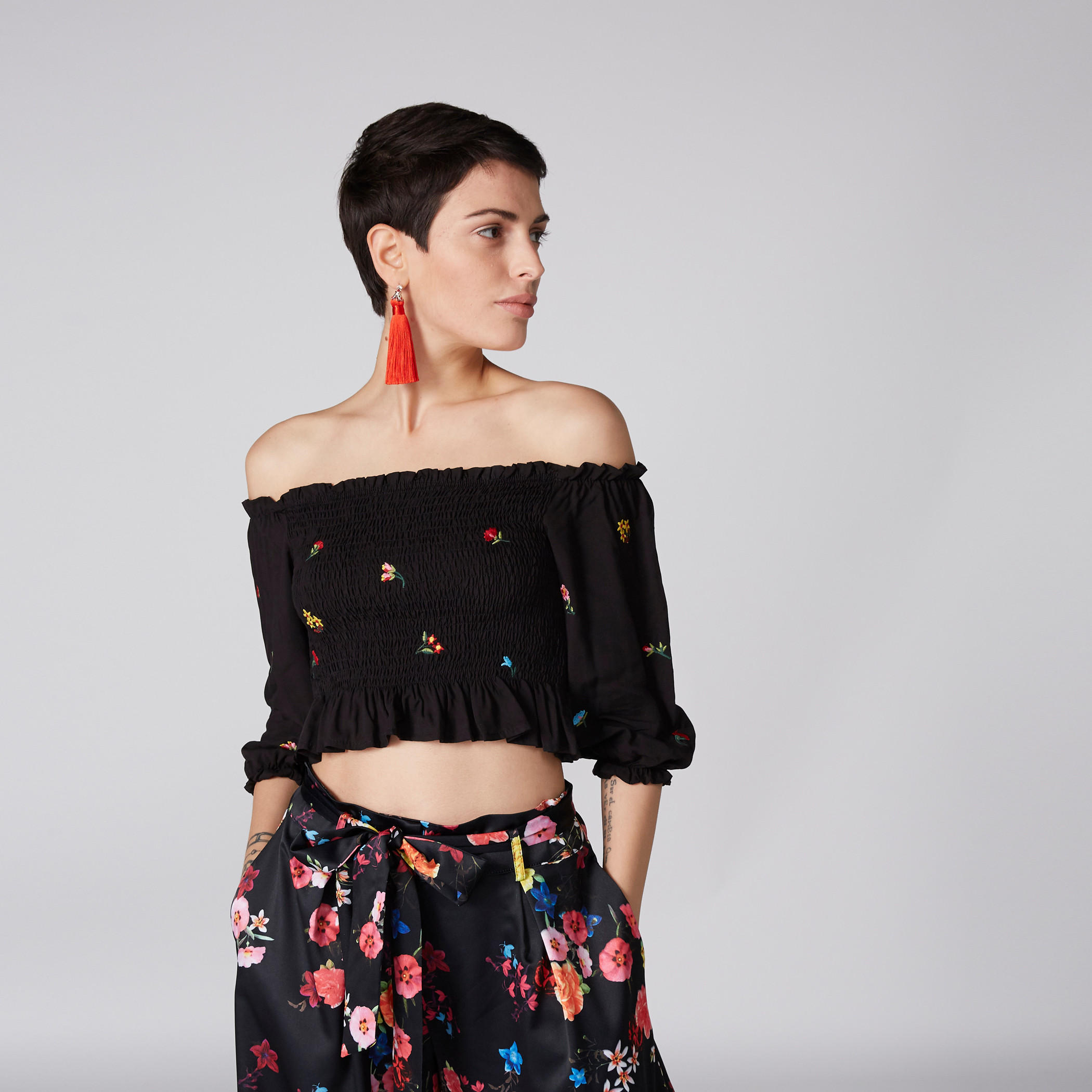 بلوزة بوبلين مكشوفة الأكتاف بأكمام 3/4 وتطريز-women-clothing-shirtsandblouses-blouses-image-1