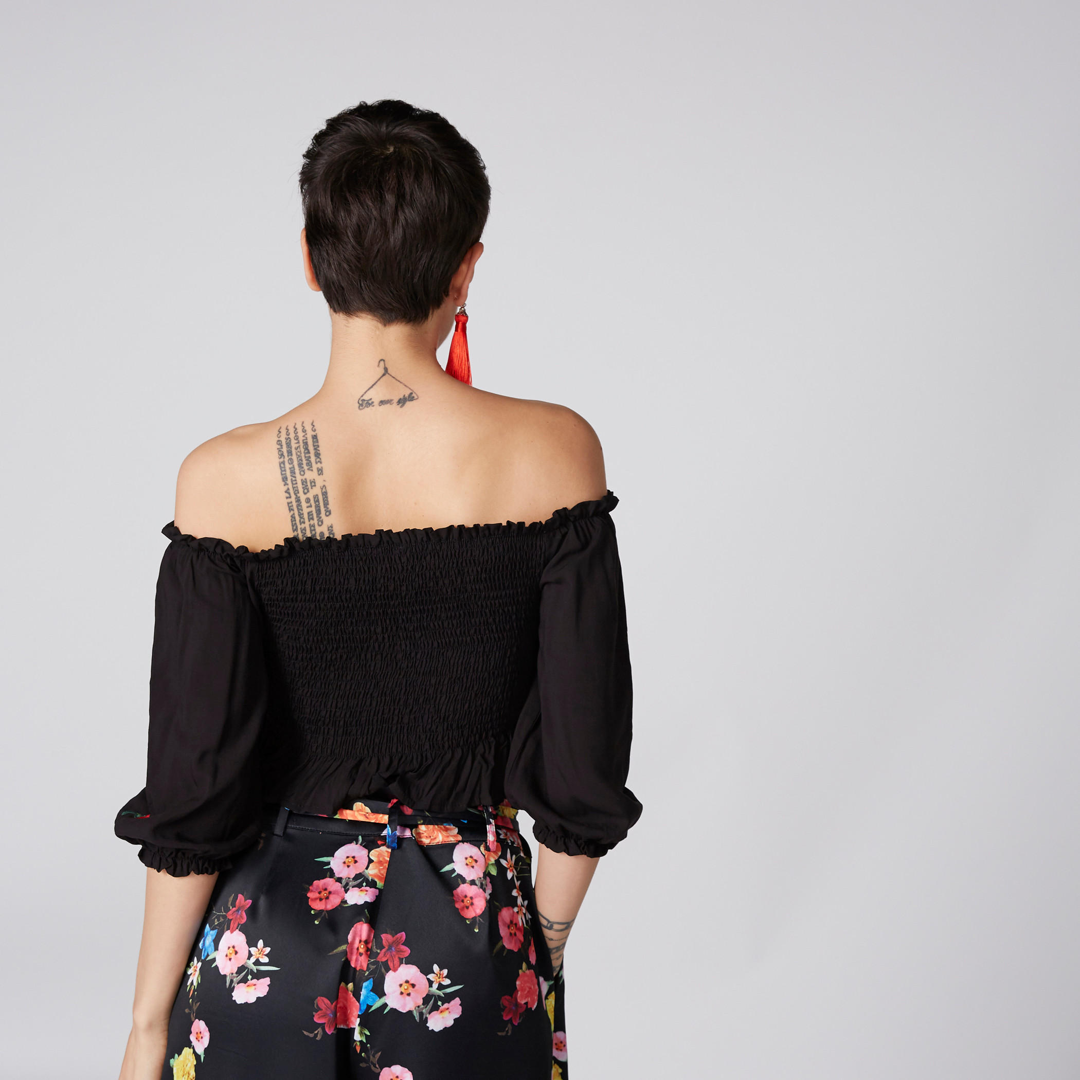 بلوزة بوبلين مكشوفة الأكتاف بأكمام 3/4 وتطريز-women-clothing-shirtsandblouses-blouses-image-2