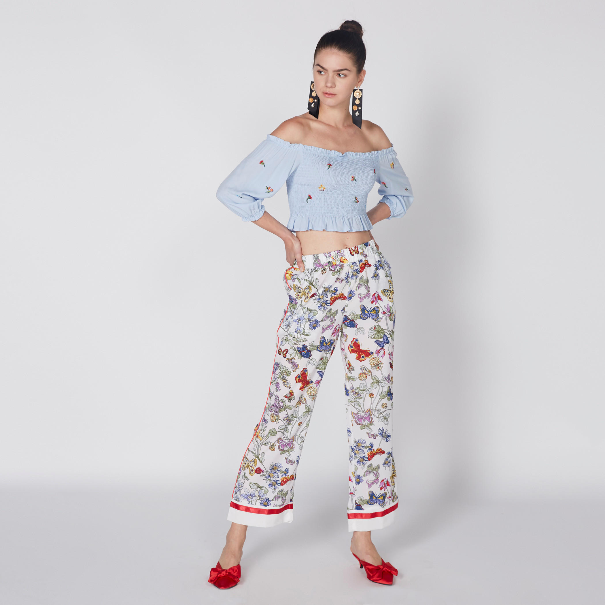 بلوزة قصيرة مكشوفة الأكتاف بتصميم مطرّز-women-clothing-shirtsandblouses-blouses-image-1