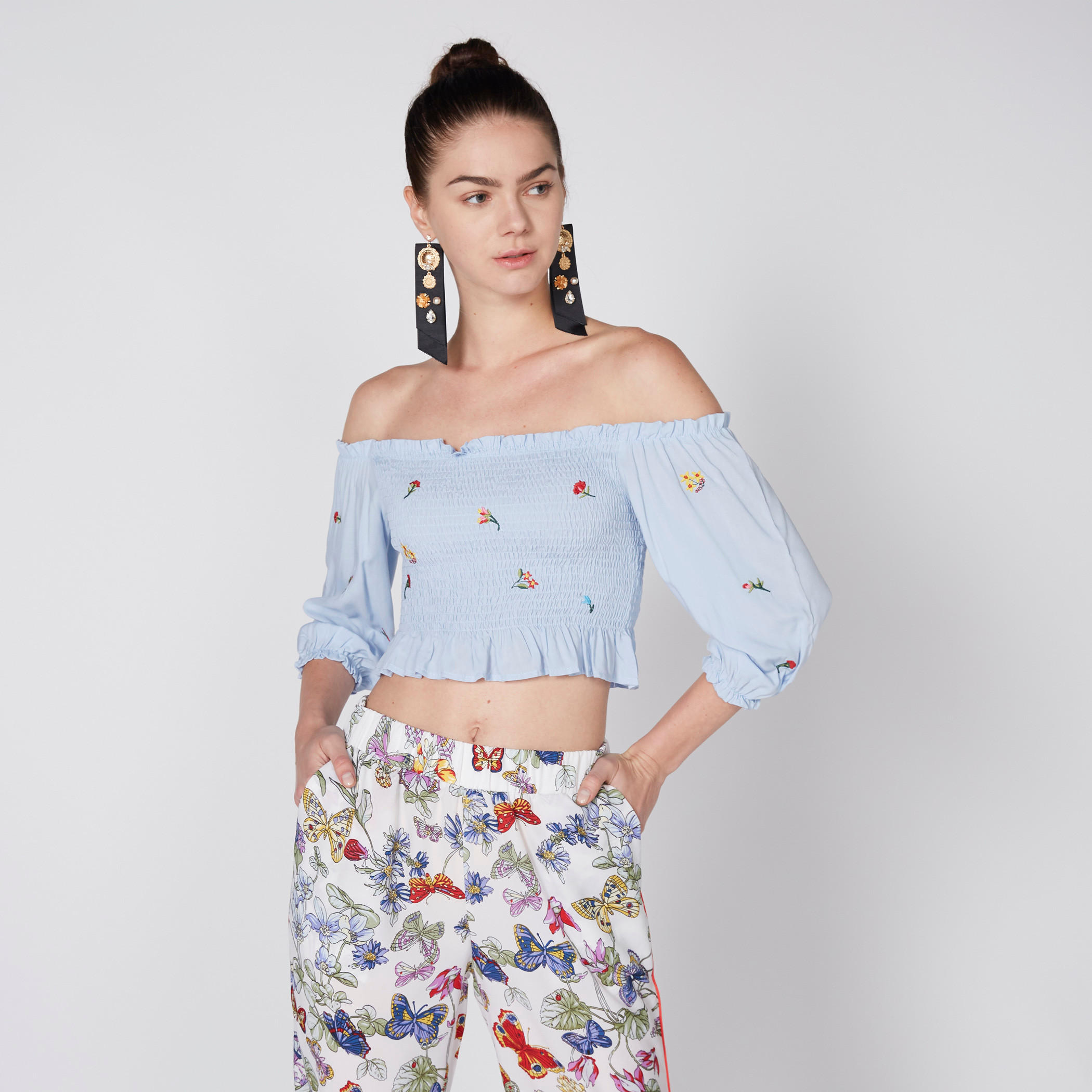 بلوزة قصيرة مكشوفة الأكتاف بتصميم مطرّز-women-clothing-shirtsandblouses-blouses-image-3