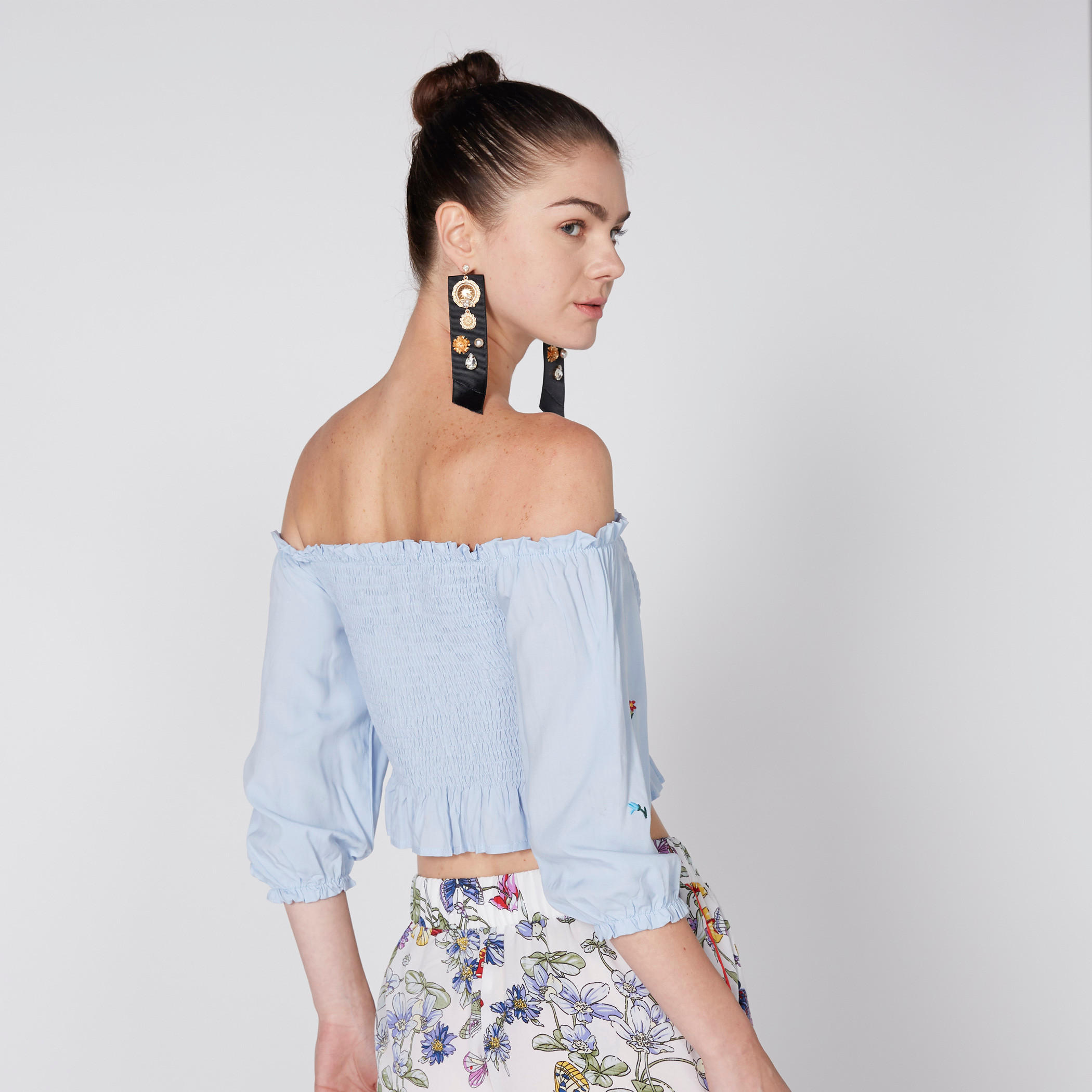 بلوزة قصيرة مكشوفة الأكتاف بتصميم مطرّز-women-clothing-shirtsandblouses-blouses-image-4