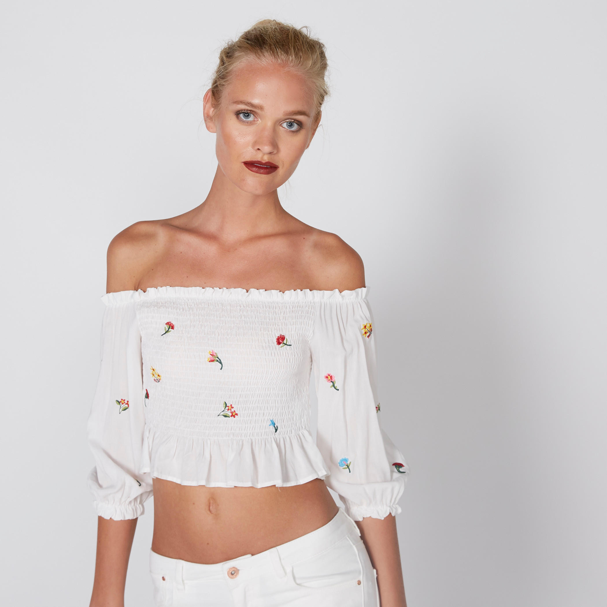 بلوزة قصيرة مكشوفة الأكتاف بتصميم مطرّز-women-clothing-shirtsandblouses-blouses-image-1