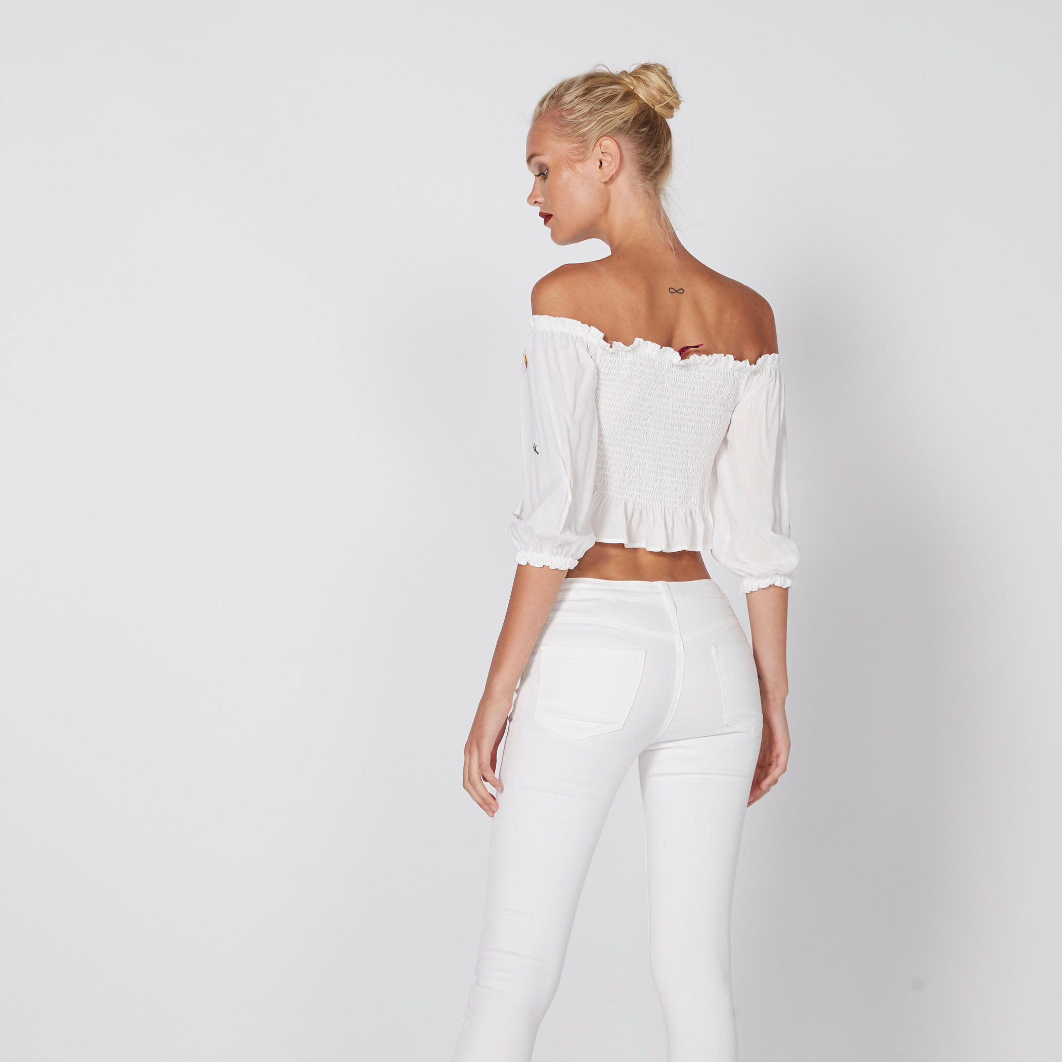 بلوزة قصيرة مكشوفة الأكتاف بتصميم مطرّز-women-clothing-shirtsandblouses-blouses-image-3