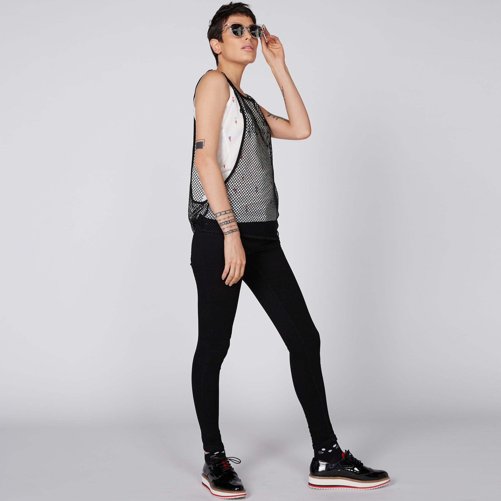 بلوزة دون أكمام بطبعات وتفاصيل شبكية-women-clothing-shirtsandblouses-blouses-image-2