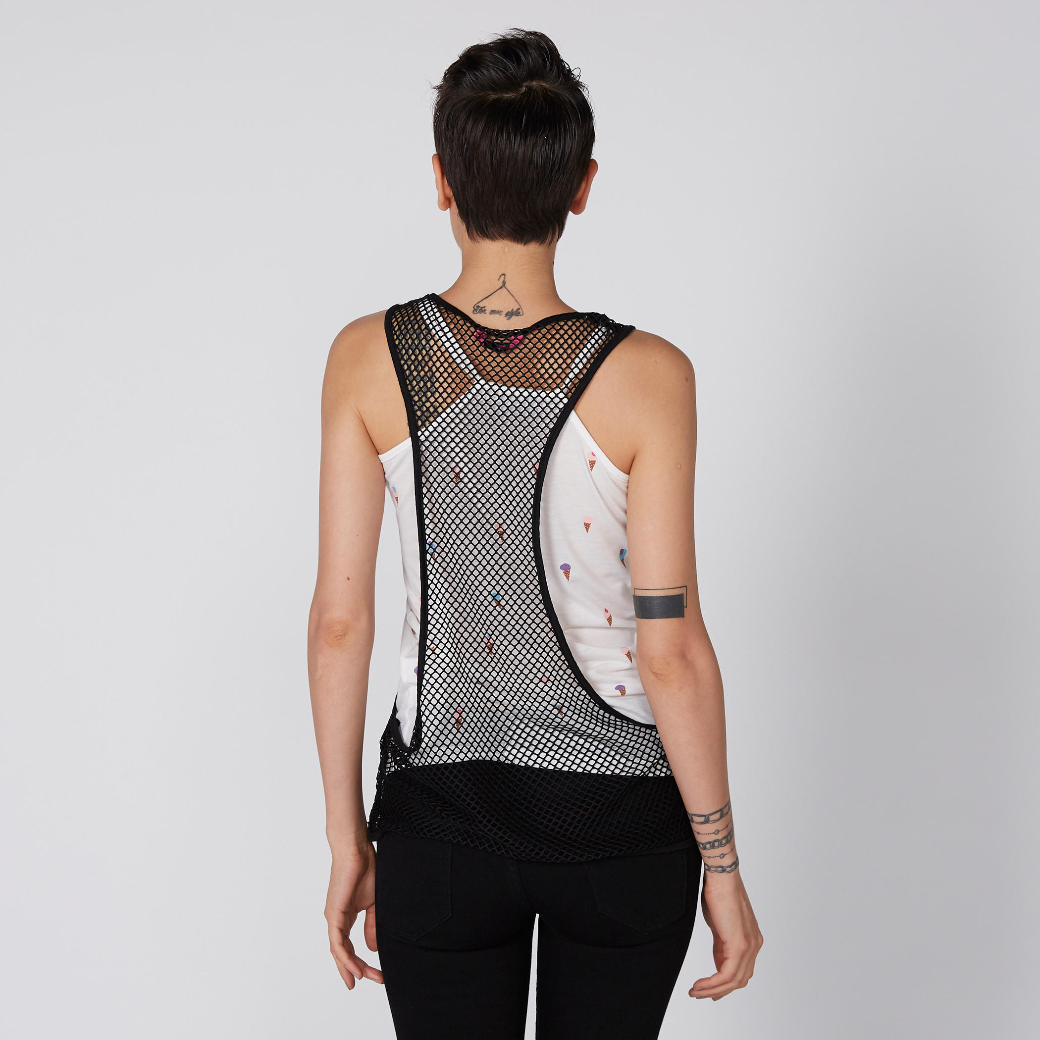 بلوزة دون أكمام بطبعات وتفاصيل شبكية-women-clothing-shirtsandblouses-blouses-image-4