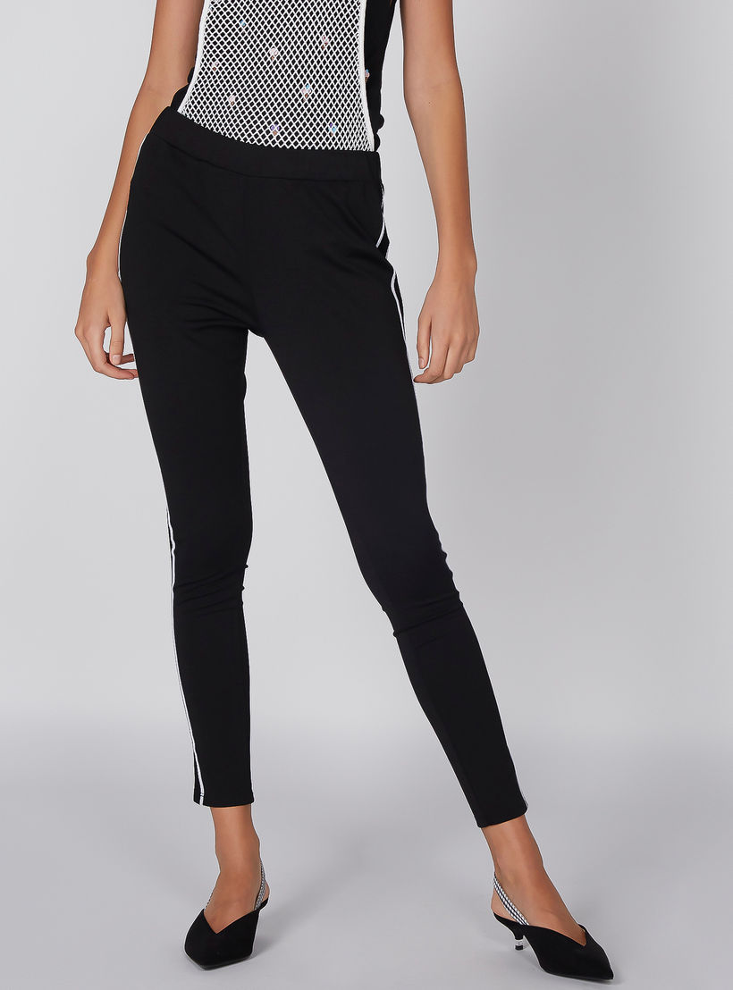 بنطال ليقنز بارتفاع متوسط وخصر مطّاطي وتفاصيل شبكية-women-clothing-bottoms-leggings-image-1