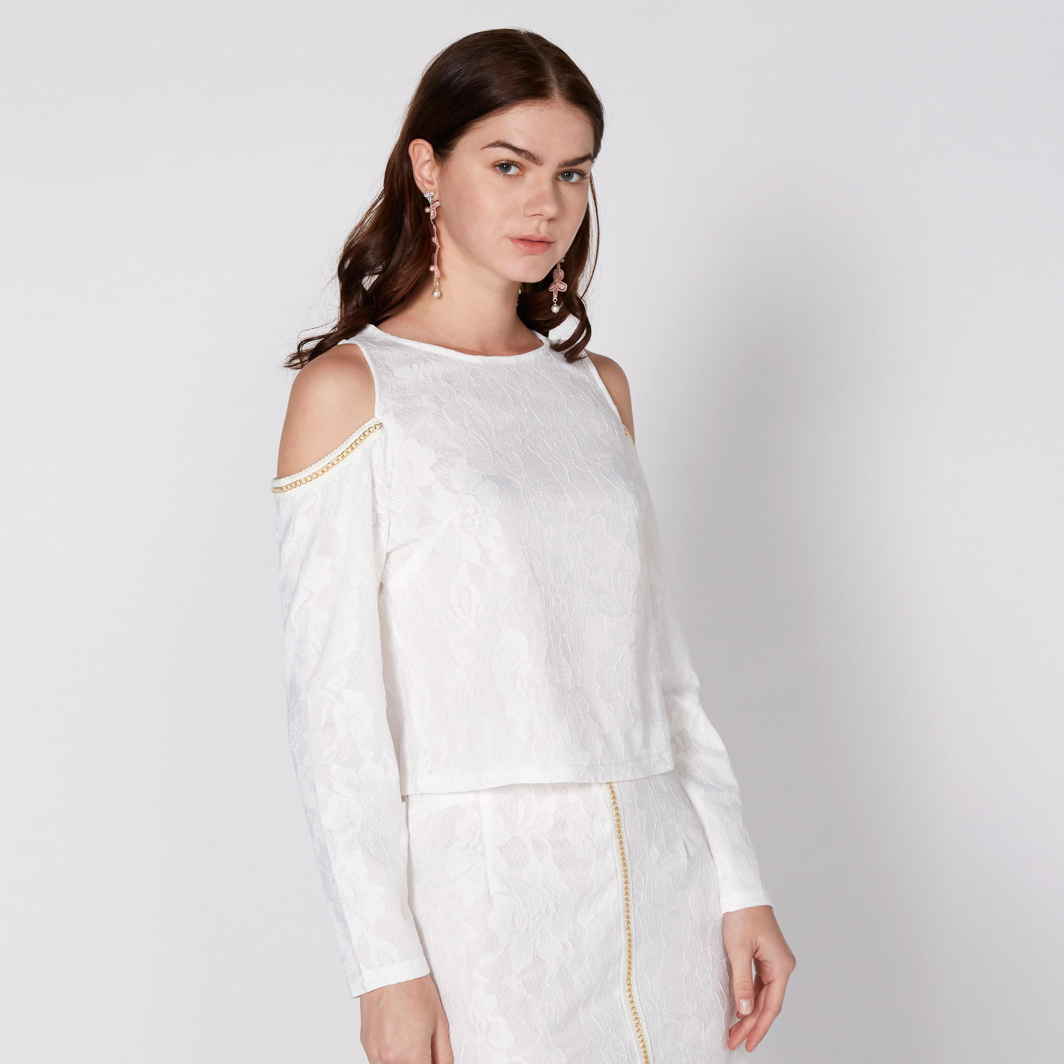 بلوزة مكشوفة الأكتاف بياقة مستديرة وتفاصيل دانتيل-women-clothing-shirtsandblouses-blouses-image-1