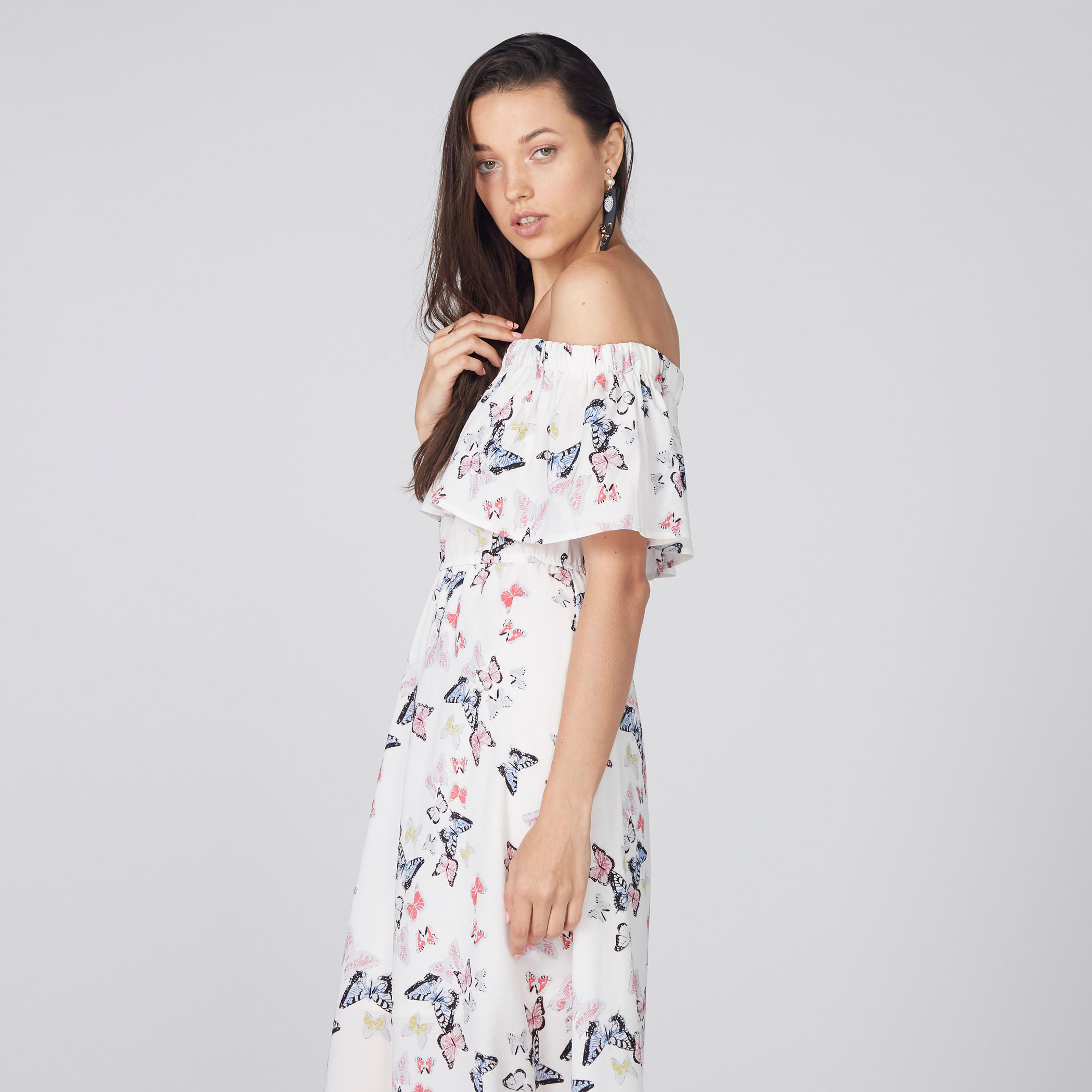 بلوزة بأكتاف مكشوفة وتفاصيل كشكش وطبعات-women-clothing-dresses-image-1