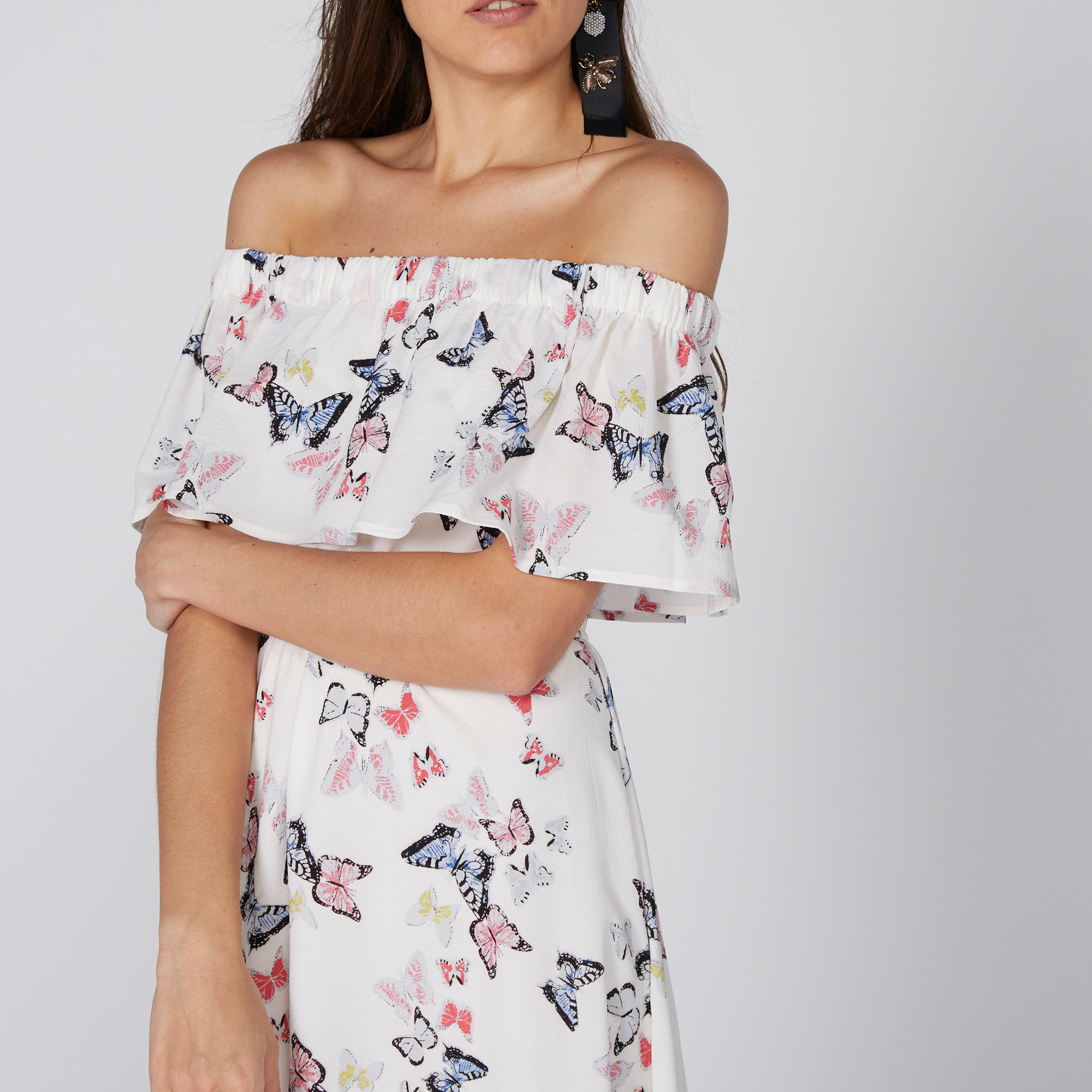 بلوزة بأكتاف مكشوفة وتفاصيل كشكش وطبعات-women-clothing-dresses-image-3