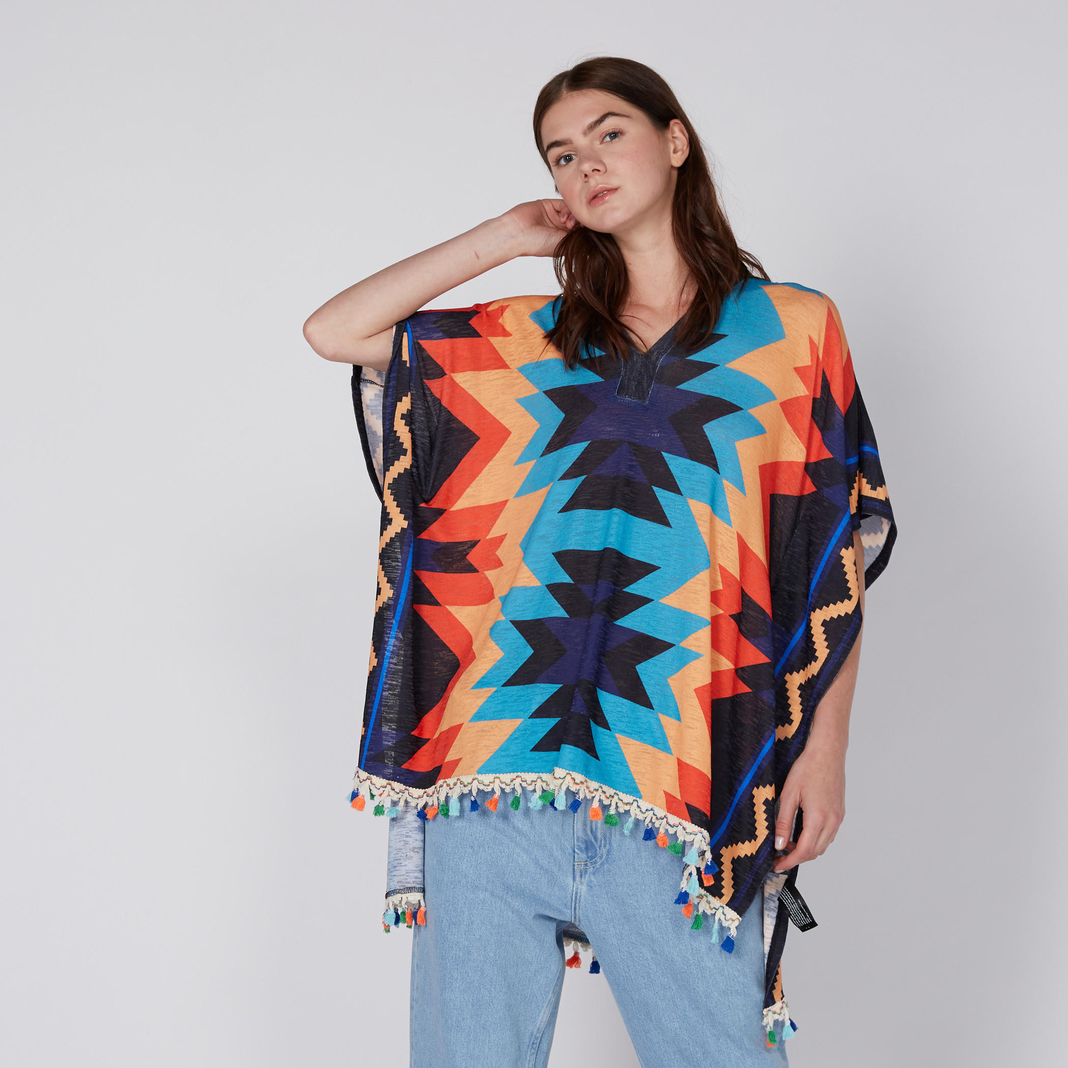 بونشو بياقة V وشرّابات وطبعات آزتيك-women-clothing-shirtsandblouses-blouses-image-3