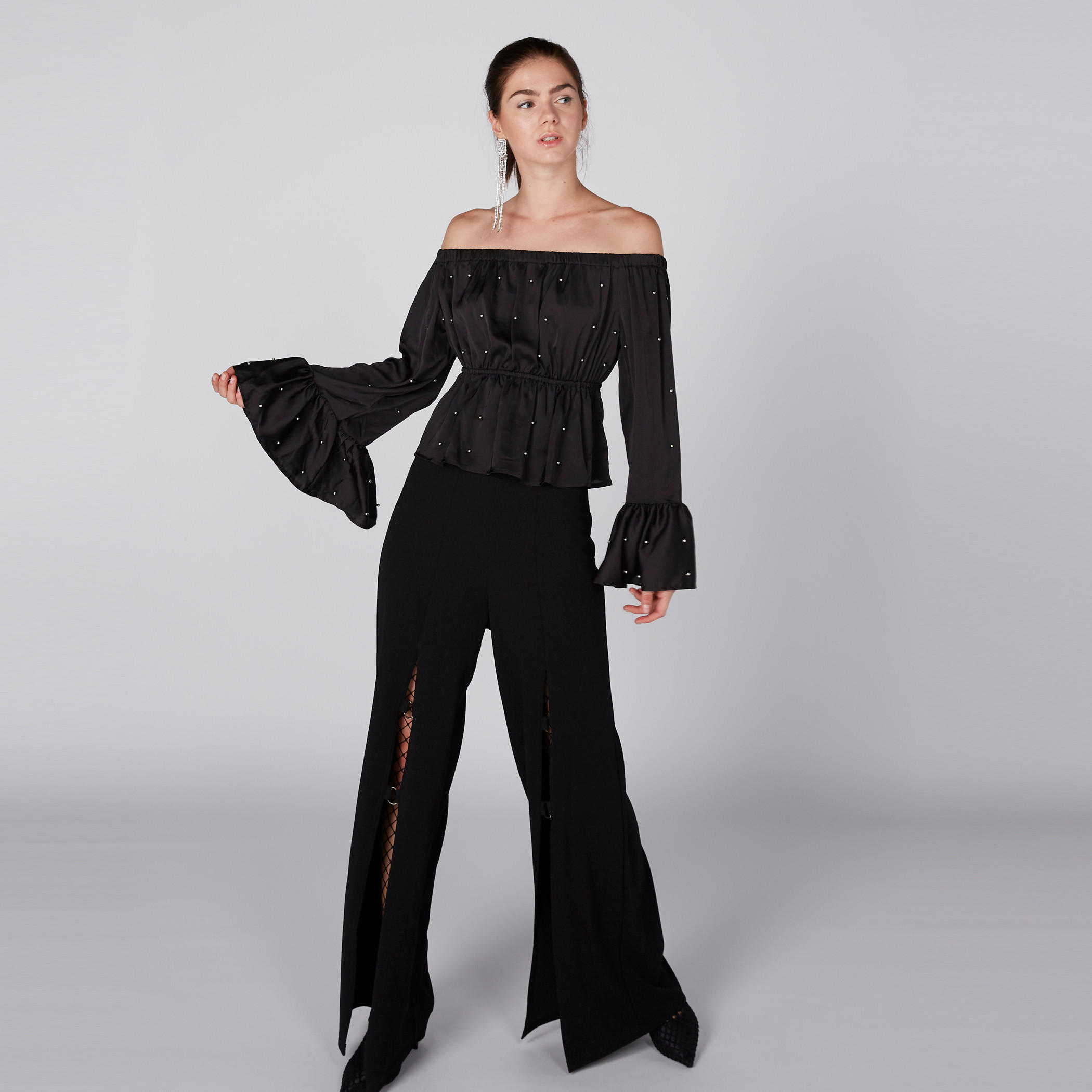 بلوزة مكشوفة الأكتاف بأكمام عريضة وتفاصيل لؤلؤ-women-clothing-shirtsandblouses-blouses-image-1