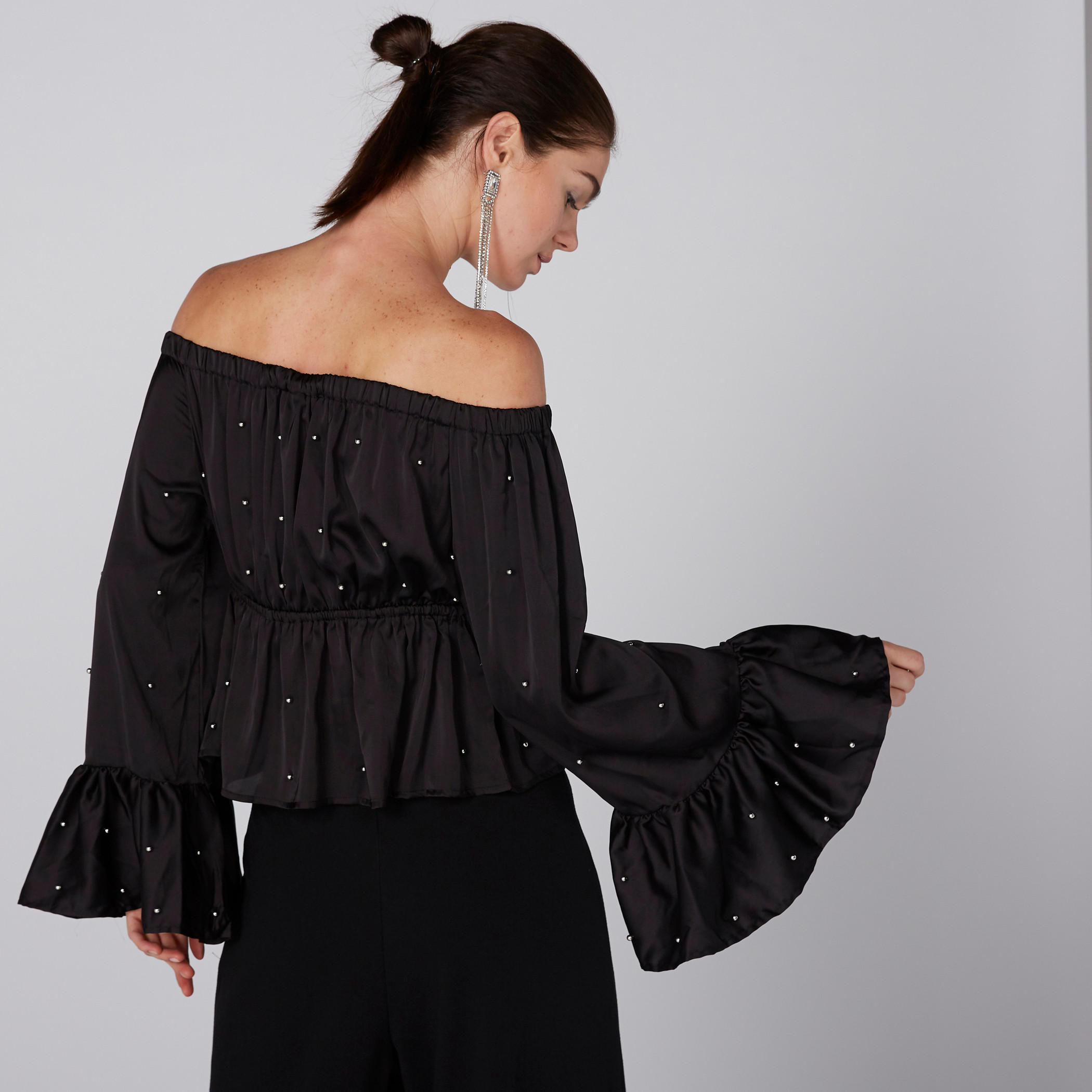 بلوزة مكشوفة الأكتاف بأكمام عريضة وتفاصيل لؤلؤ-women-clothing-shirtsandblouses-blouses-image-2
