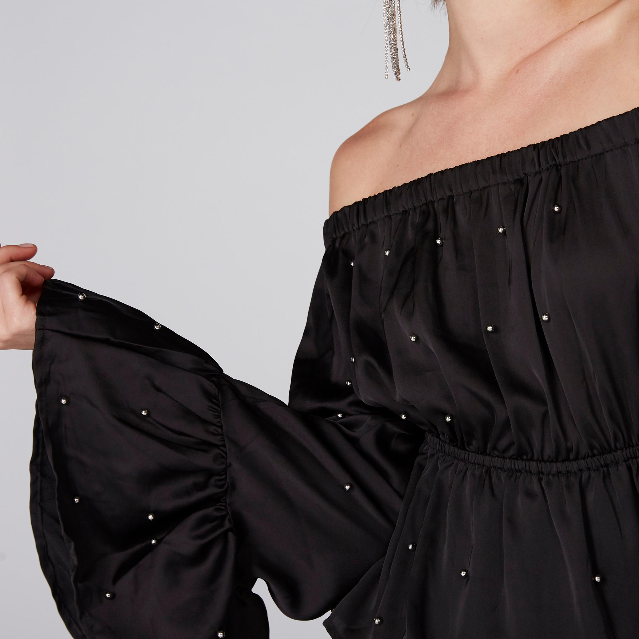 بلوزة مكشوفة الأكتاف بأكمام عريضة وتفاصيل لؤلؤ-women-clothing-shirtsandblouses-blouses-image-3