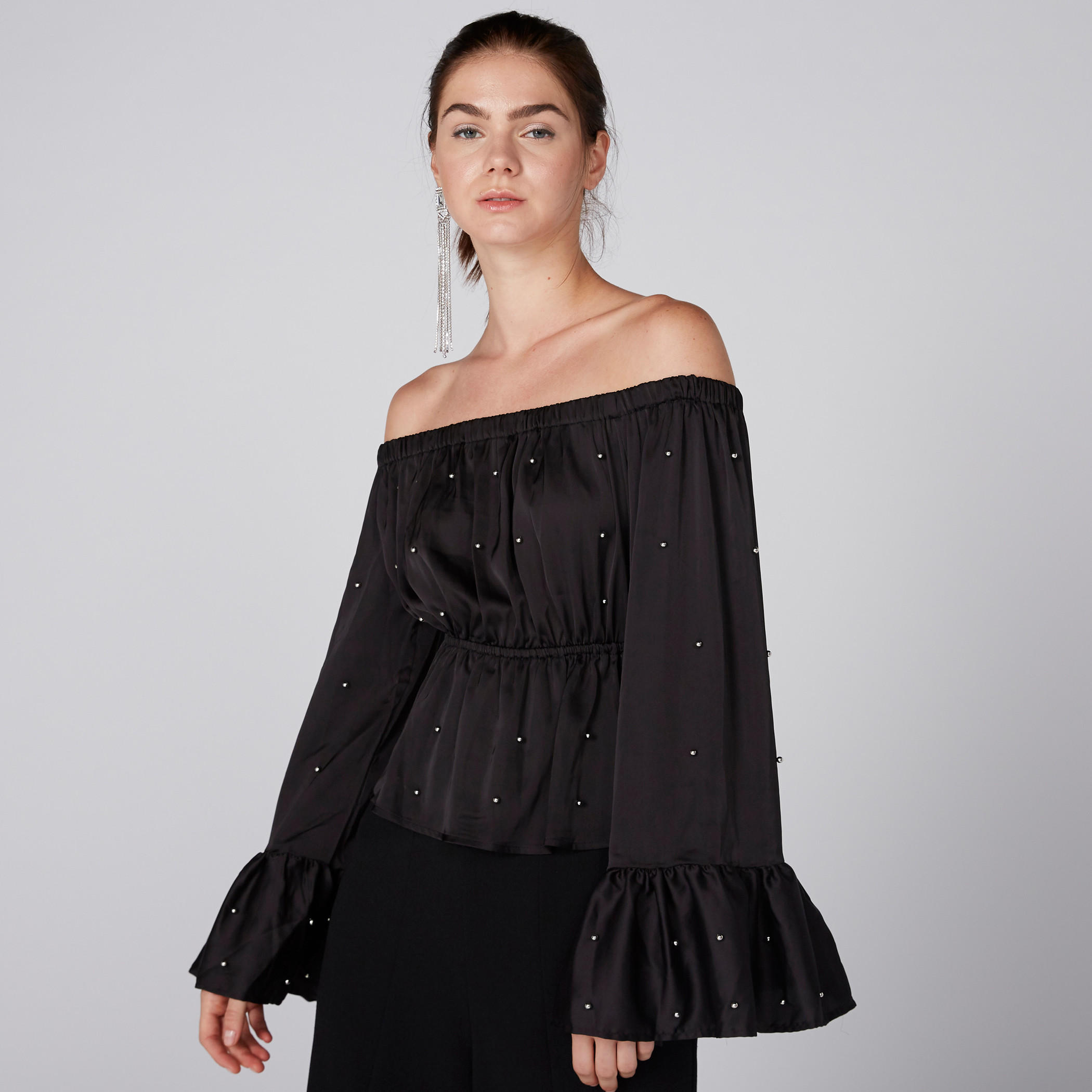 بلوزة مكشوفة الأكتاف بأكمام عريضة وتفاصيل لؤلؤ-women-clothing-shirtsandblouses-blouses-image-4