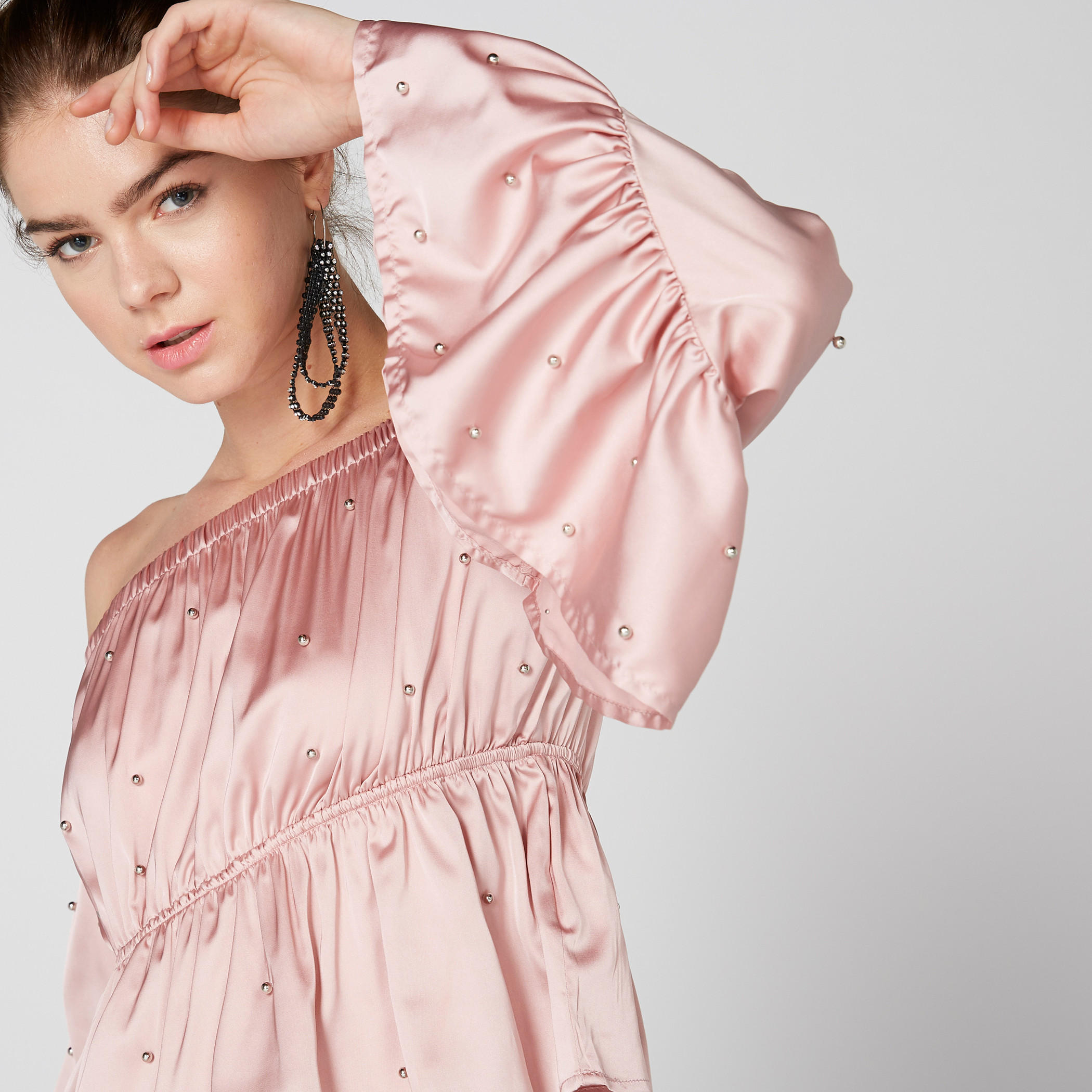 بلوزة مكشوفة الأكتاف بأكمام واسعة وتفاصيل لؤلؤ-women-clothing-shirtsandblouses-blouses-image-1