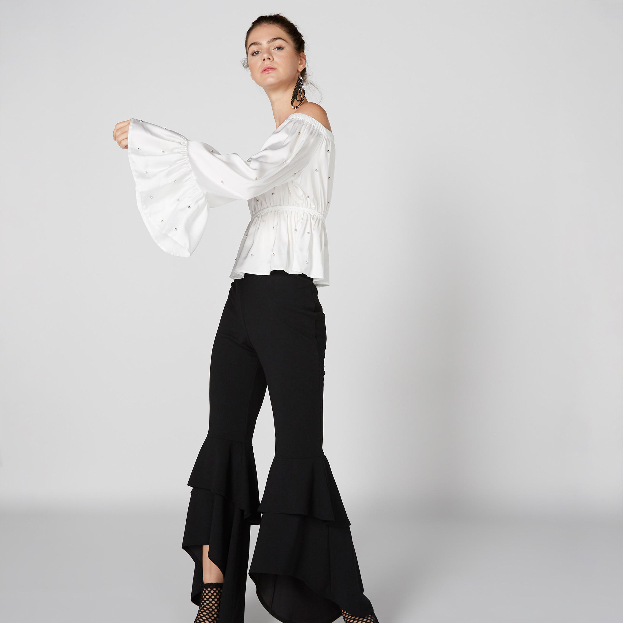 بلوزة مكشوفة الأكتاف بأكمام واسعة وتفاصيل لؤلؤ-women-clothing-shirtsandblouses-blouses-image-4