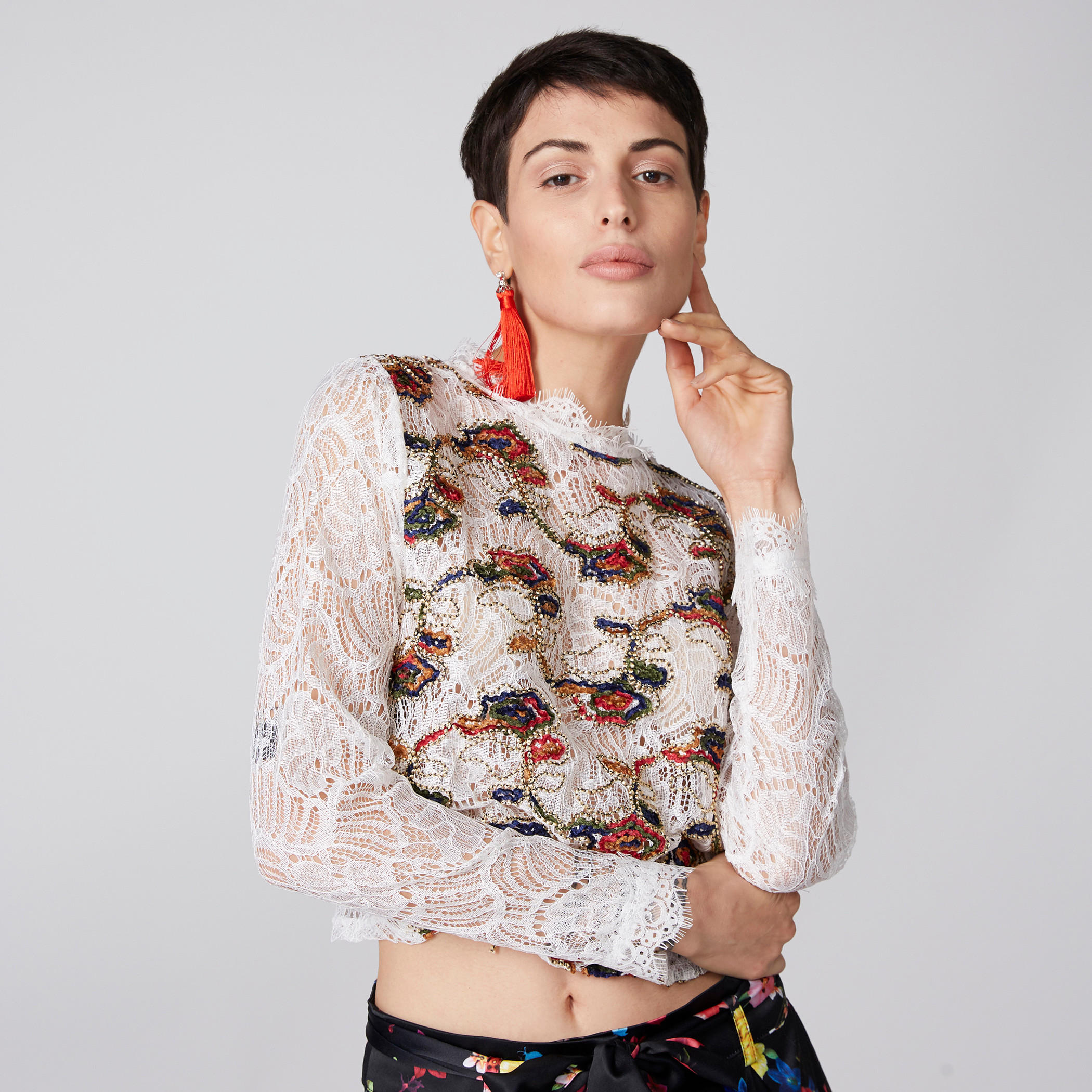 بلوزة قصيرة بياقة مستديرة وأكمام طويلة وتفاصيل دانتيل-women-clothing-shirtsandblouses-blouses-image-1
