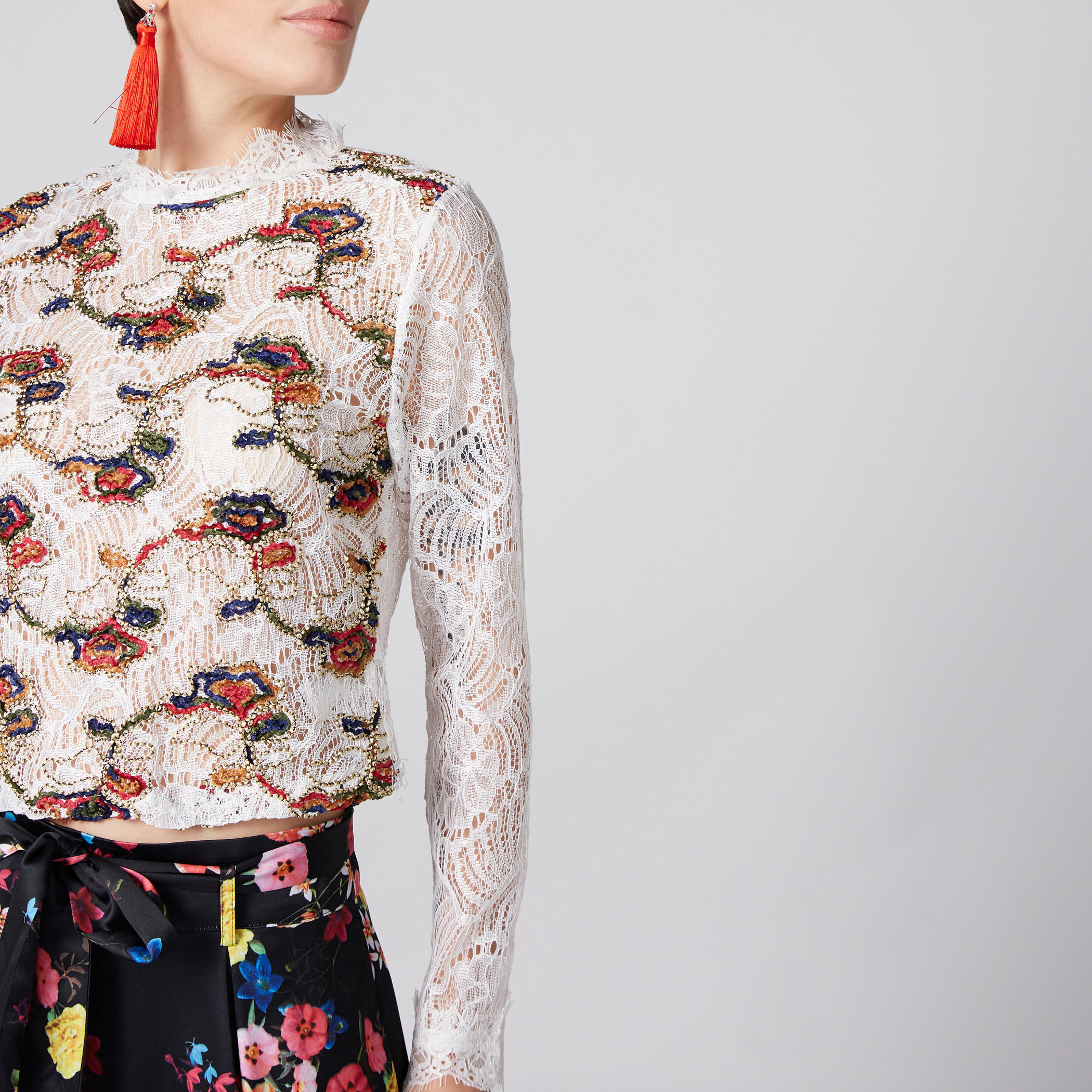 بلوزة قصيرة بياقة مستديرة وأكمام طويلة وتفاصيل دانتيل-women-clothing-shirtsandblouses-blouses-image-2