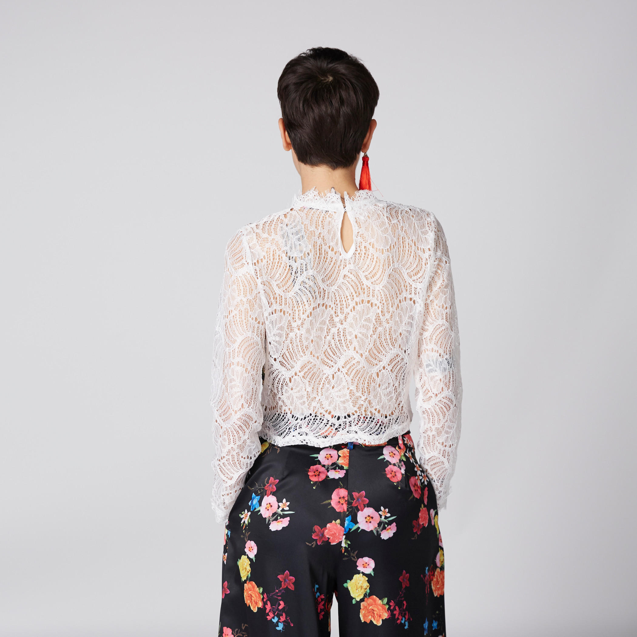 بلوزة قصيرة بياقة مستديرة وأكمام طويلة وتفاصيل دانتيل-women-clothing-shirtsandblouses-blouses-image-3