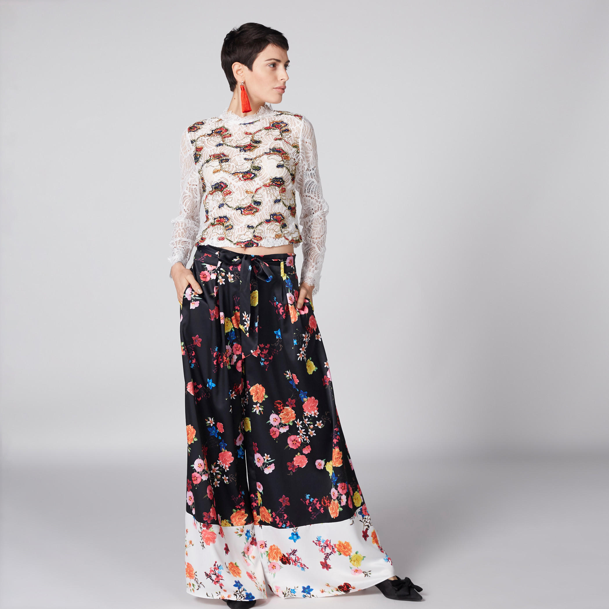 بلوزة قصيرة بياقة مستديرة وأكمام طويلة وتفاصيل دانتيل-women-clothing-shirtsandblouses-blouses-image-4