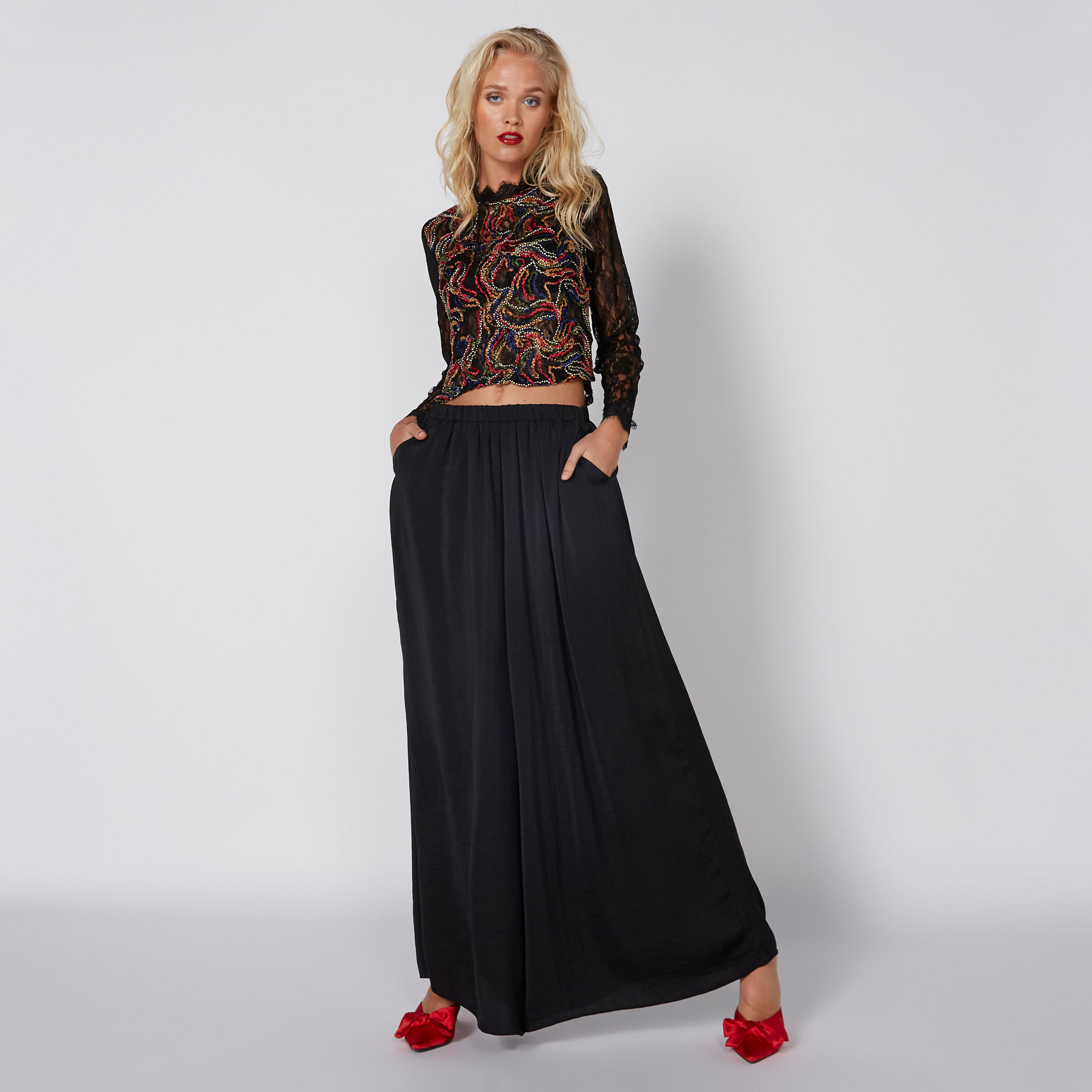بلوزة مطرّزة بأكمام طويلة وتفاصيل دانتيل-women-clothing-shirtsandblouses-blouses-image-2