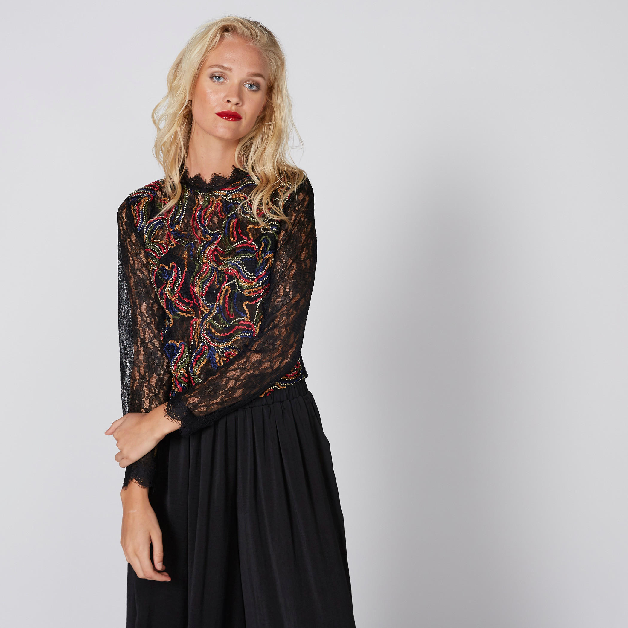 بلوزة مطرّزة بأكمام طويلة وتفاصيل دانتيل-women-clothing-shirtsandblouses-blouses-image-4