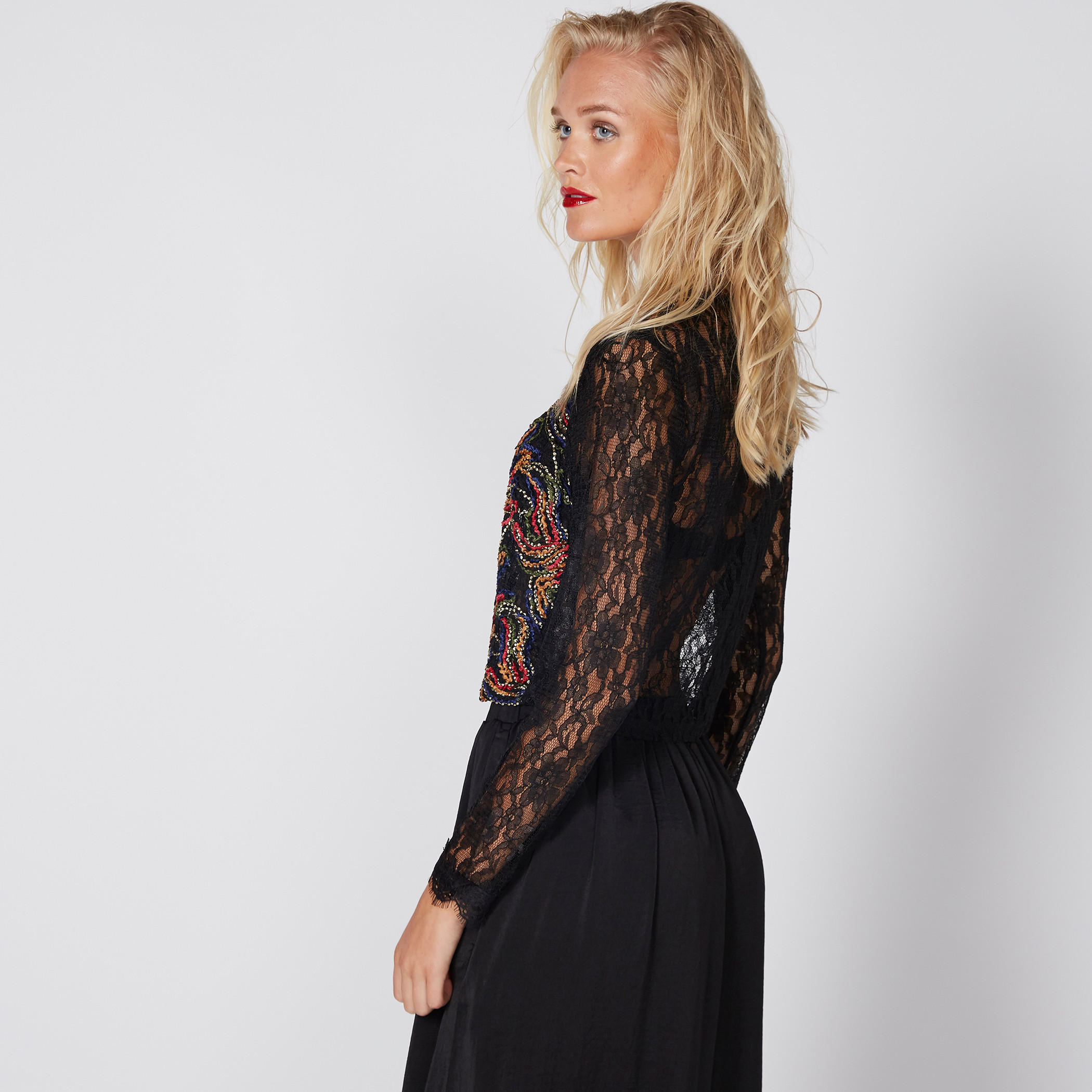 بلوزة مطرّزة بأكمام طويلة وتفاصيل دانتيل-women-clothing-shirtsandblouses-blouses-image-5
