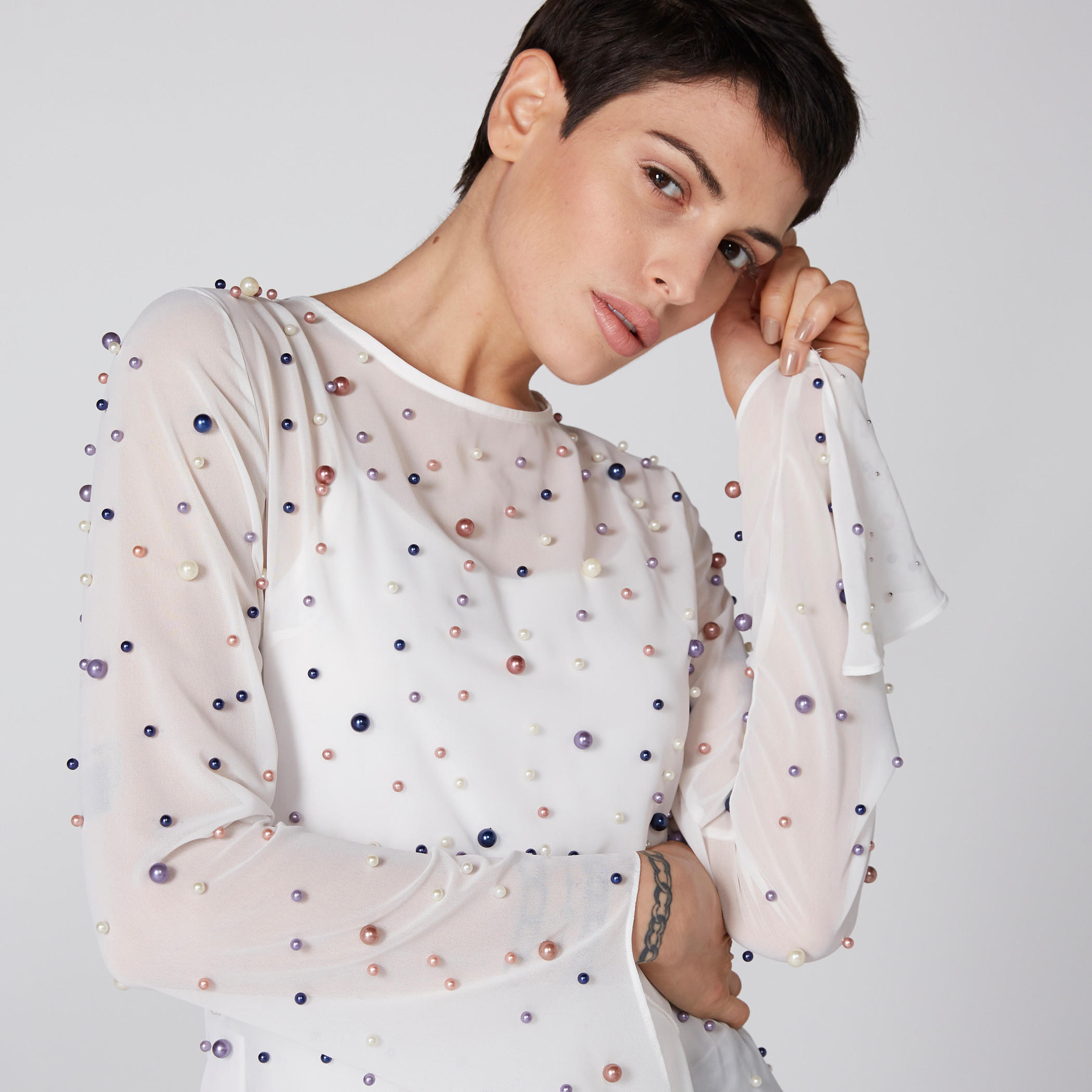 بلوزة شبكية بأكمام طويلة وتفاصيل لؤلؤ-women-clothing-shirtsandblouses-blouses-image-2