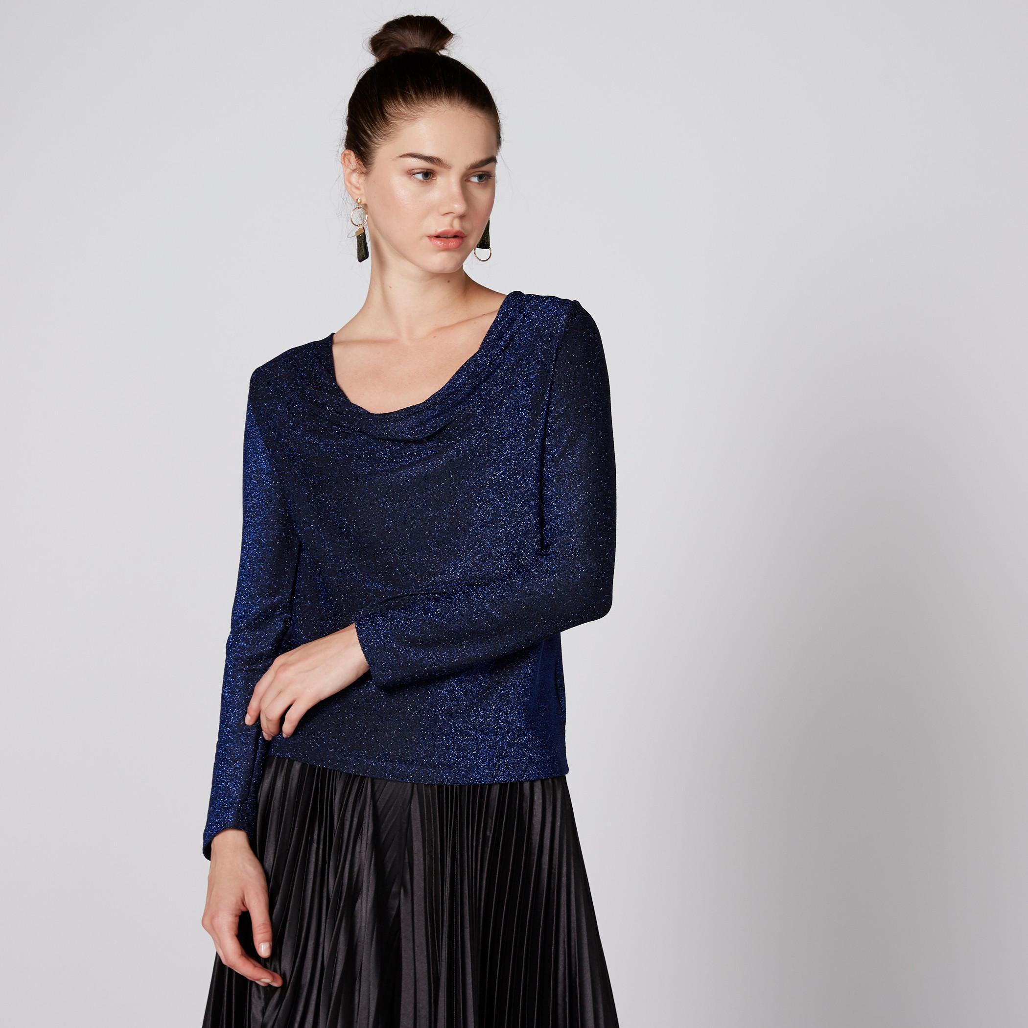 بلوزة بارزة الملمس بياقة عميقة وأكمام طويلة ورباط-women-clothing-shirtsandblouses-blouses-image-1