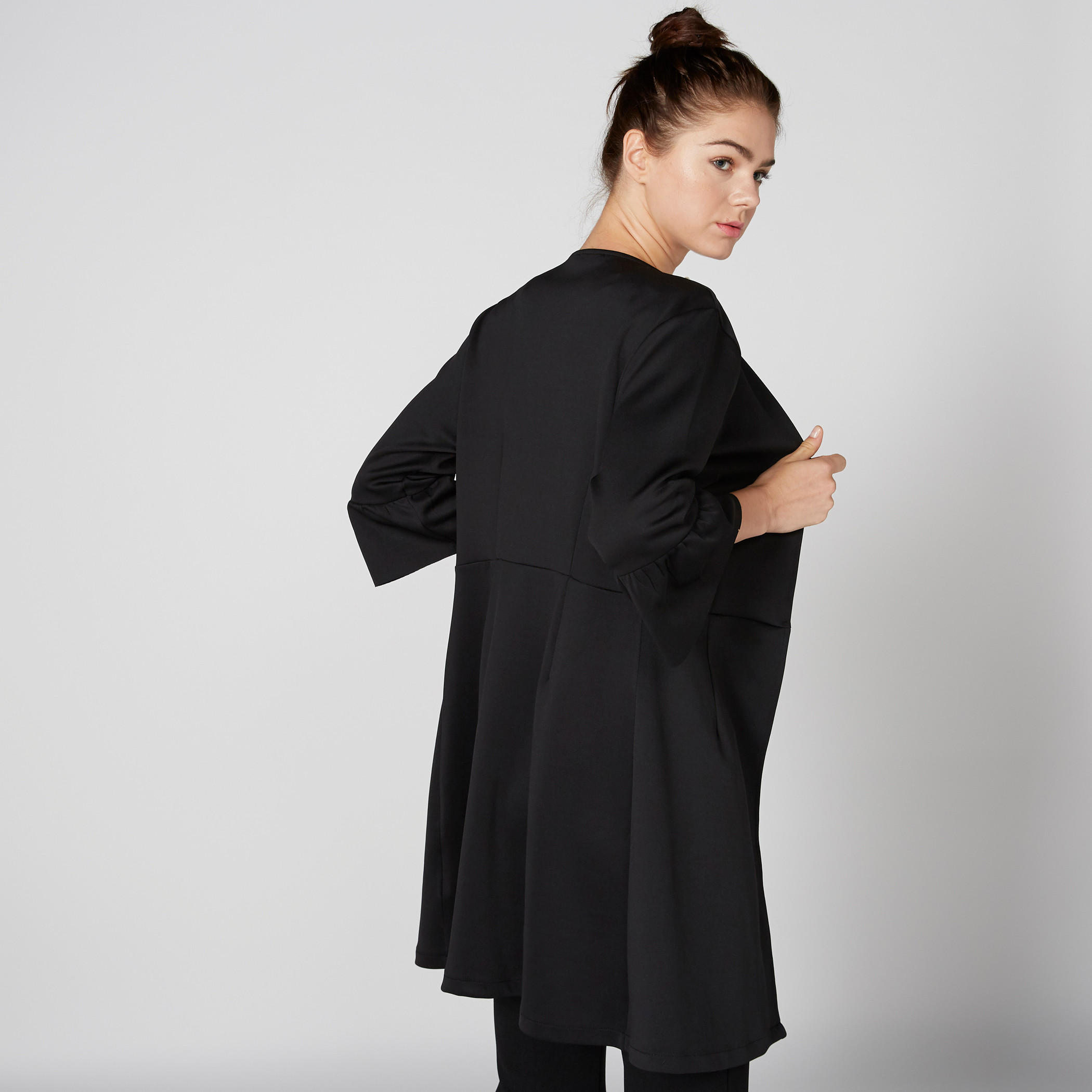 سترة طويلة بأكمام 3/4 وتفاصيل لؤلؤ-women-winterwear-coatsandjackets-jackets-image-2