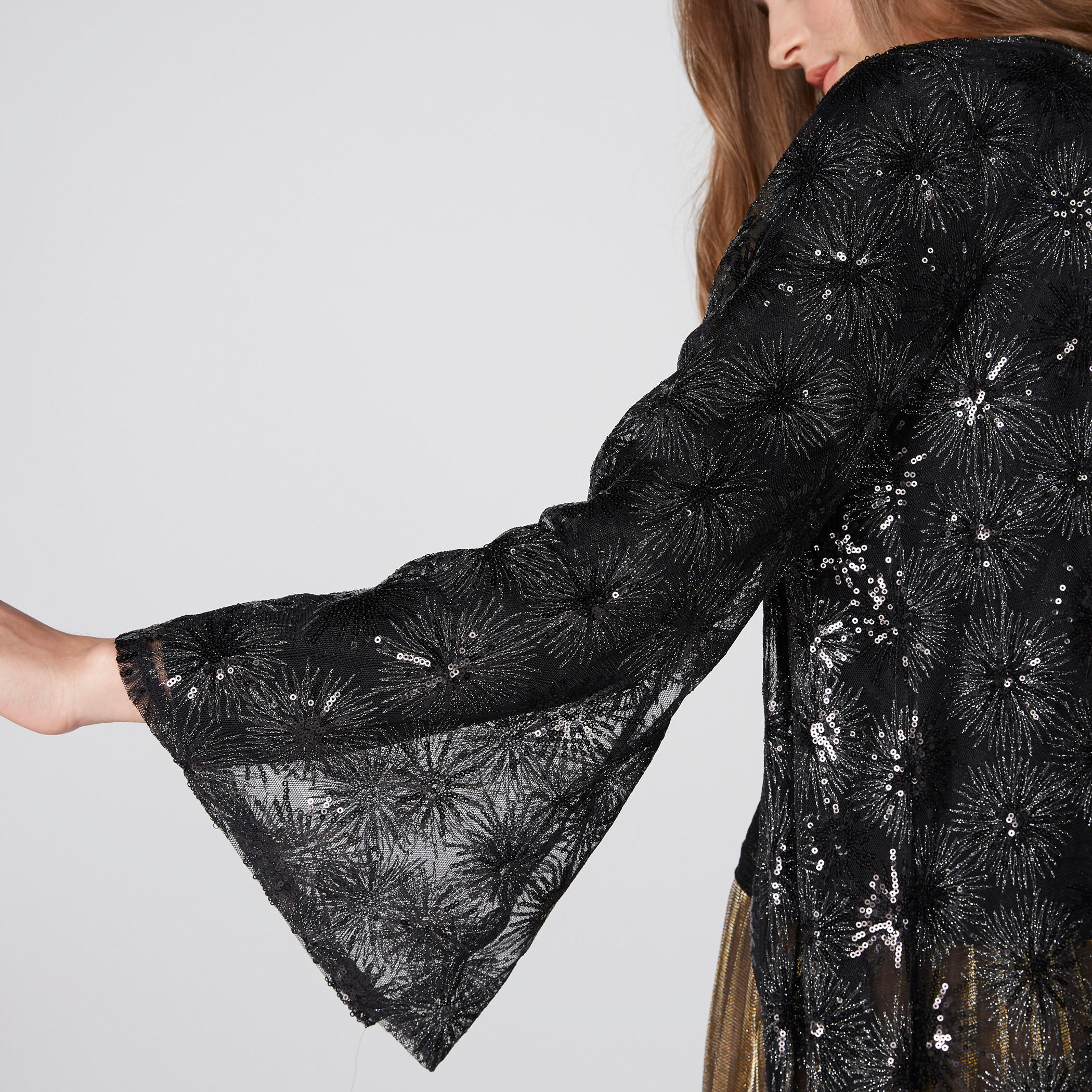 سترة طويلة مزينة بأكمام واسعة-women-winterwear-cardigansandjumpers-cardigans-image-2
