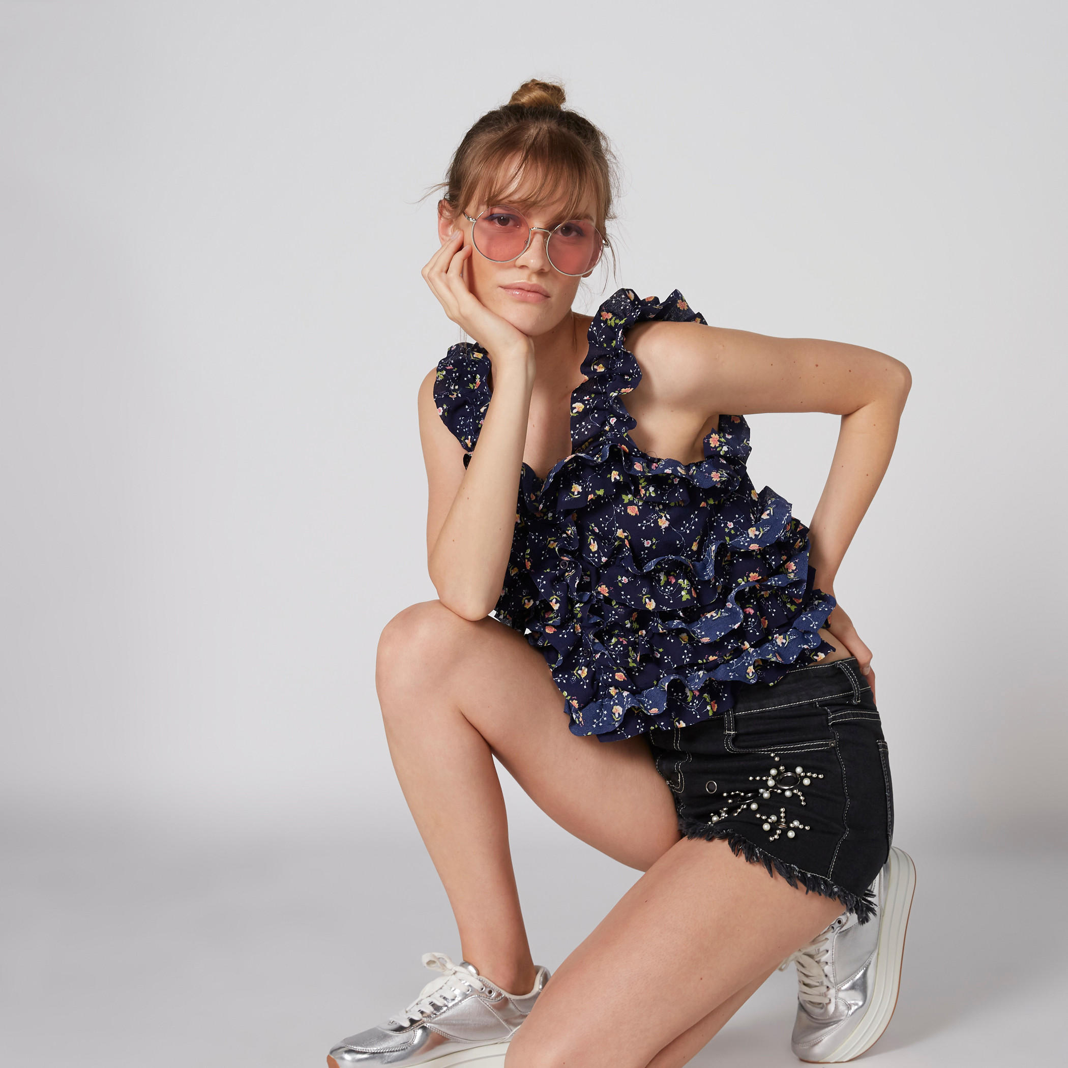 شورت دينم مزين بجيوب وزر إغلاق من توإكستريمز-women-clothing-bottoms-shorts-image-3