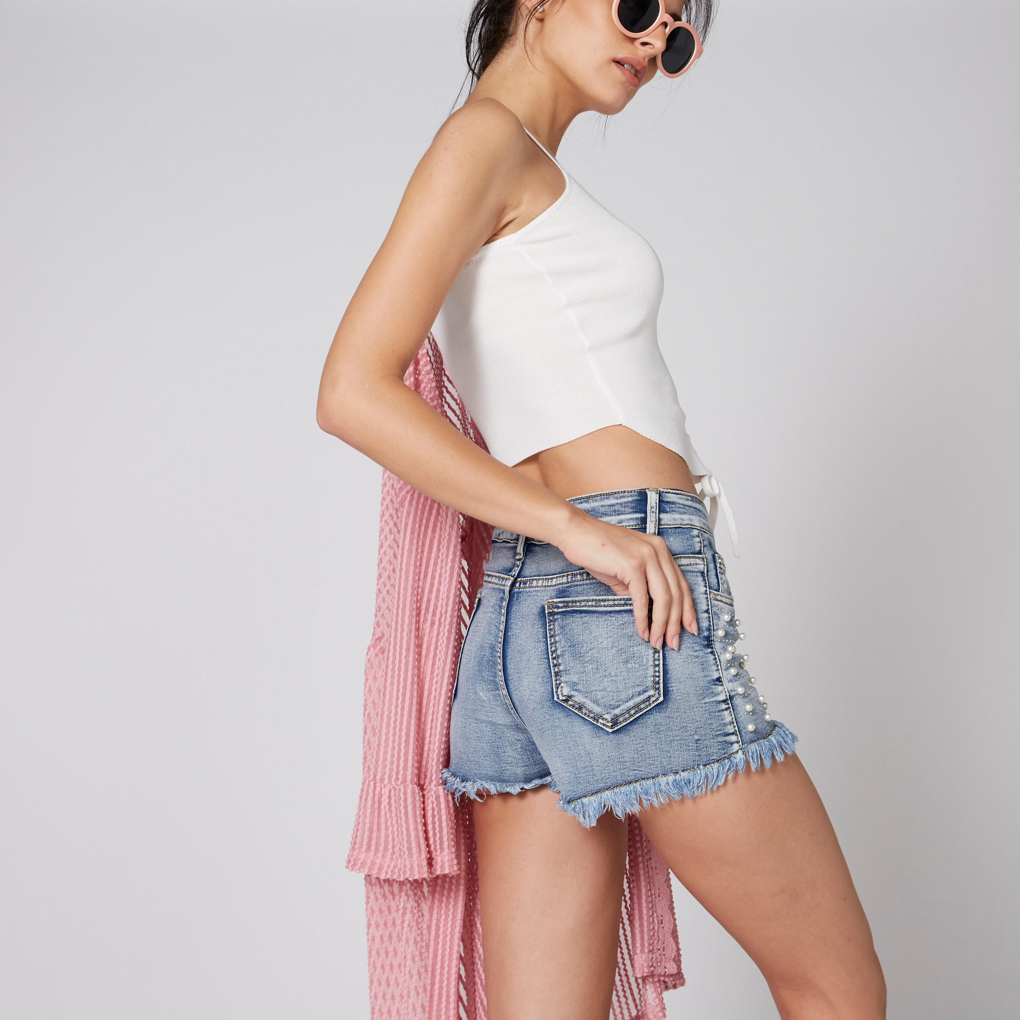 شورت دينم مزيّن بزر إغلاق وتفاصيل جيوب من توإكستريمز-women-clothing-bottoms-shorts-image-2