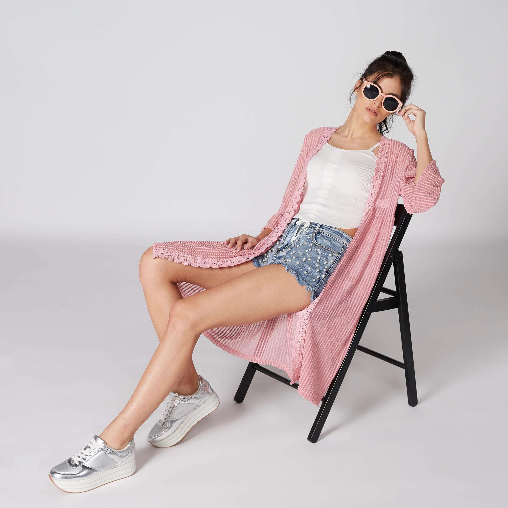 شورت دينم مزيّن بزر إغلاق وتفاصيل جيوب من توإكستريمز-women-clothing-bottoms-shorts-image-3